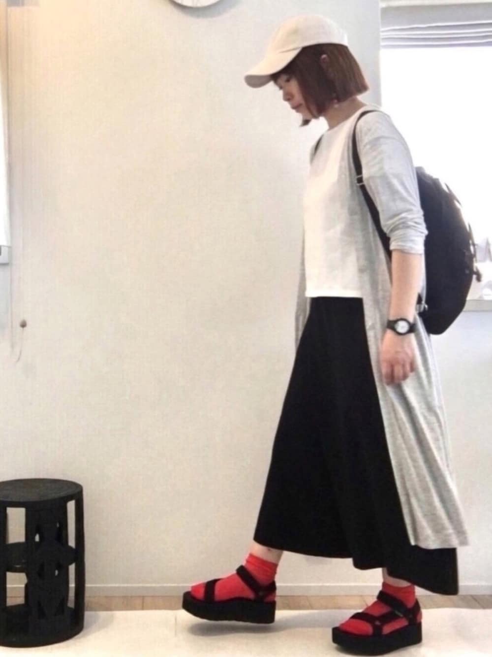 「キャップ、ロングカーディガン、ナップサック、黒リュック、GU、UNIQLO、teva、Teva×靴下、白Tシャツ、スポーツサンダル」｜「HAREのウッドレザーピアス(HARE)（ピアス（両耳用）、オレンジ系）」を使った、jemilemoさん（レディース・152cm）の春コーディネートの1枚目の写真