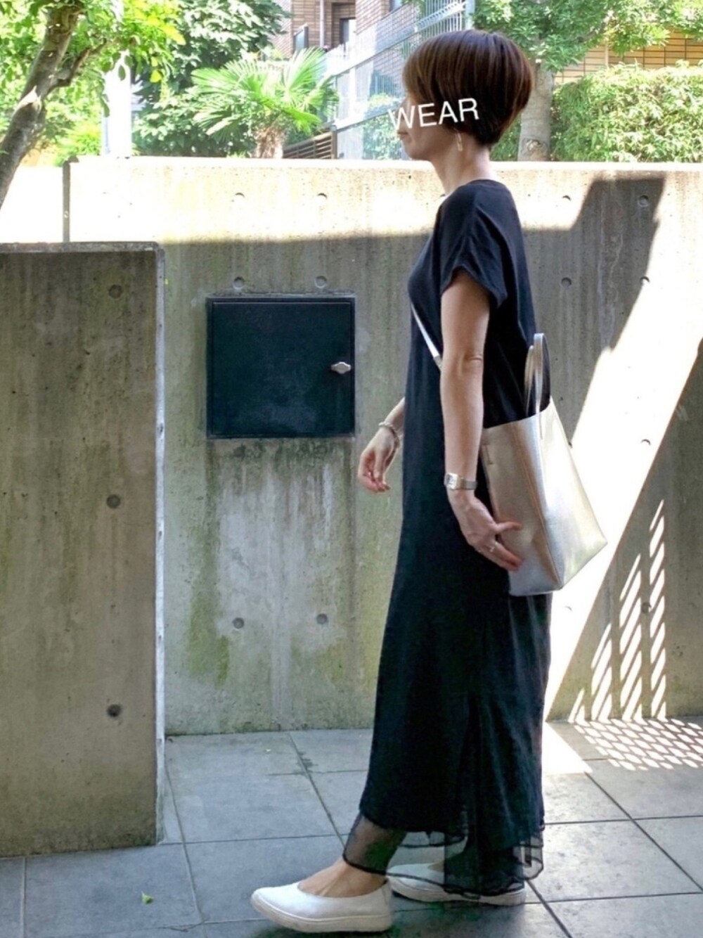 「オトナカジュアル、楽チンコーデ、ラフコーデ、シンプルコーデ、ロングワンピース、モノトーン、シースルー、ショートヘア、低身長、アラフォー」｜「LAKOLEのスムースコットンフレンチスリーブワンピース / LAKOLE（ワンピース、ブラック系）」を使った、jemilemoさん（レディース・153cm）の夏コーディネートの1枚目の写真
