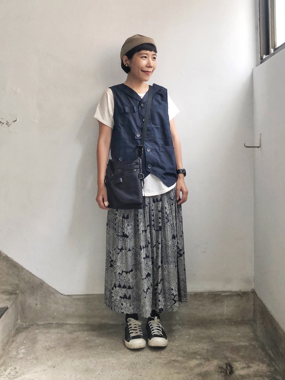 「wisdomのアイテム（ベスト、ブルー系）」を使った、Eveyさん（レディース・153cm）の夏コーディネートの1枚目の写真