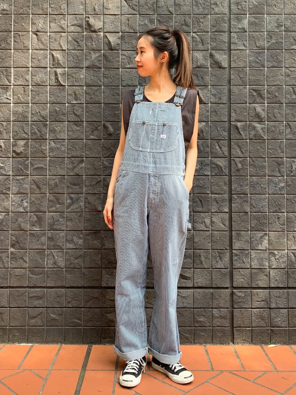 ブラック系のTシャツ/カットソー、ブルー系のサロペット/オーバーオール、ブルー系のサロペット/オーバーオールを着用したレディースの夏コーディネートの1枚目の写真