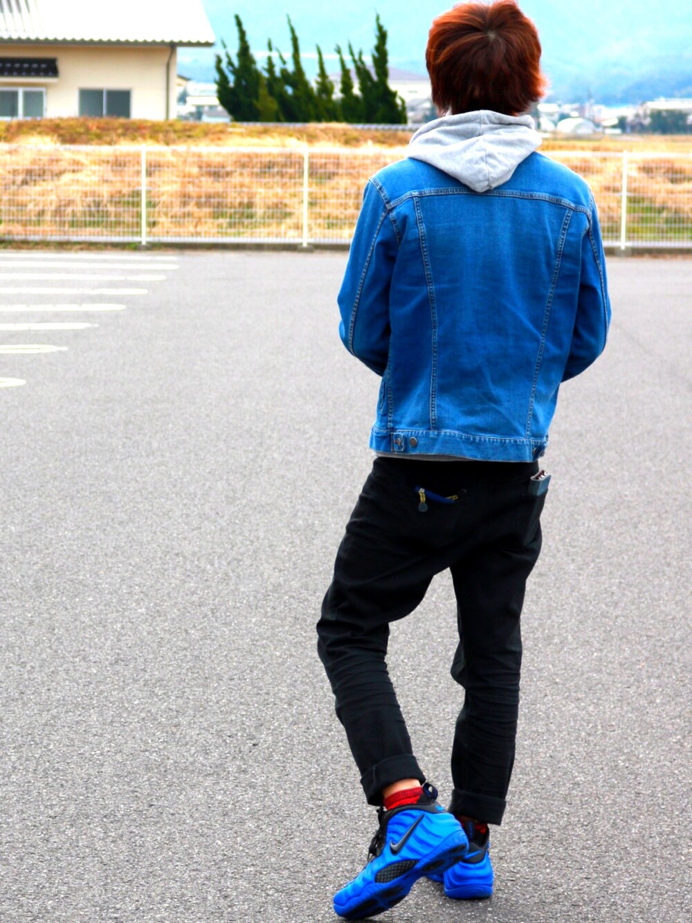 「Champion、チャンピオン、NIKE、ナイキ、AIR FOAMPOSITE PRO、posite、ポジット、ロールアップ」｜「WEGOのWEGO/ストレッチデニムジャケット（デニムジャケット、ブルー系）」を使った、もーりーさん（メンズ・173cm）の春コーディネートの1枚目の写真