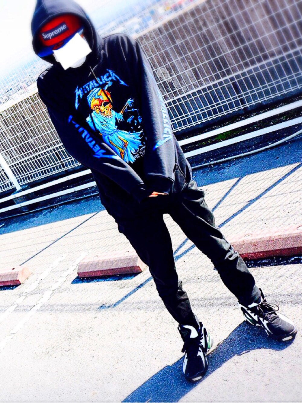 「metallic、METALLICA、supreme、シュプリーム、reebok、リーボック(Reebok)、kamikaze、カミカゼ」｜「METALLICAのアイテム（パーカー、ブラック系）」を使った、もーりーさん（メンズ・173cm）の春コーディネートの1枚目の写真