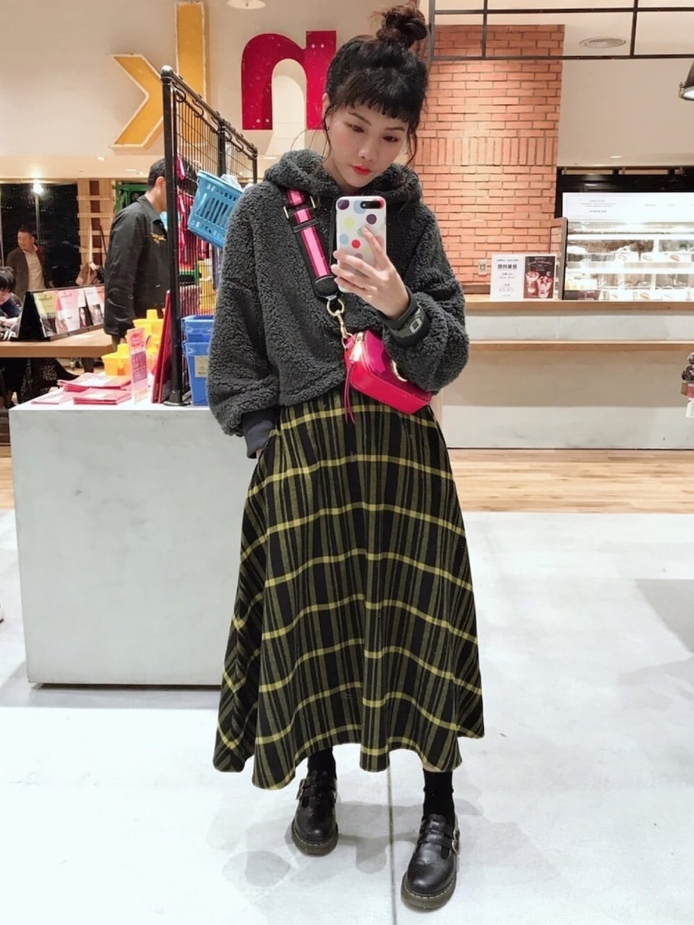 「チェック、秋冬コーデ、今日のコーデ、ootd、チェックシャツ、パーカー、CLANE、お団子ヘアー、ロングスカート」｜「SENSE OF PLACE by URBAN RESEARCHのチェックフレアロングスカート（スカート、イエロー系）」を使った、Mirandaさん（レディース・166cm）の冬コーディネートの1枚目の写真