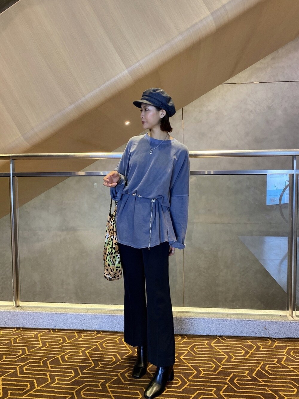 「今日のコーデ、フレアパンツ、ショートブーツ、レオパード、高身長女子、秋のコーデ、ベレー帽」｜「Kastaneのコンチョチェーンベルト（ベルト、シルバー系）」を使った、Mirandaさん（レディース・166cm）の秋コーディネートの1枚目の写真