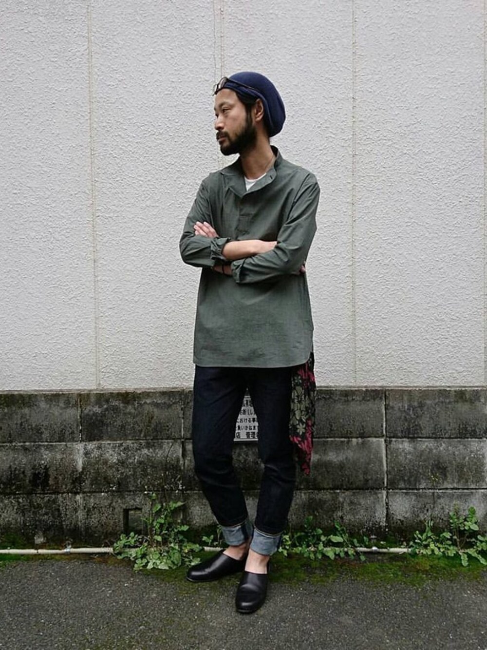 「デニム、京都、RAINMAKER、スカーフ、カーキ、デニムパンツ、RAINMAKERKYOTO、京都室町六角」｜「RAINMAKERのRAINMAKER 17SS- PULL-OVER L/S SHIRTS(KHAKI)（シャツ/ブラウス、グリーン系）」を使った、濱ノ上さん（メンズ・181cm）の春コーディネートの1枚目の写真