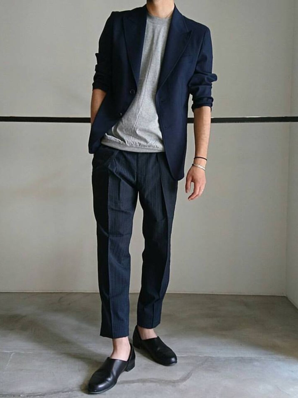 「グレー、ネイビー、RAINMAKER、ネイビージャケット、シアサッカー、RAINMAKERKYOTO、京都室町六角」｜「RAINMAKERのRAINMAKER 17SS-PEAKED LAPEL STRECH JACKET(NAVY)（テーラードジャケット、ブルー系）」を使った、濱ノ上さん（メンズ・181cm）の春コーディネートの1枚目の写真