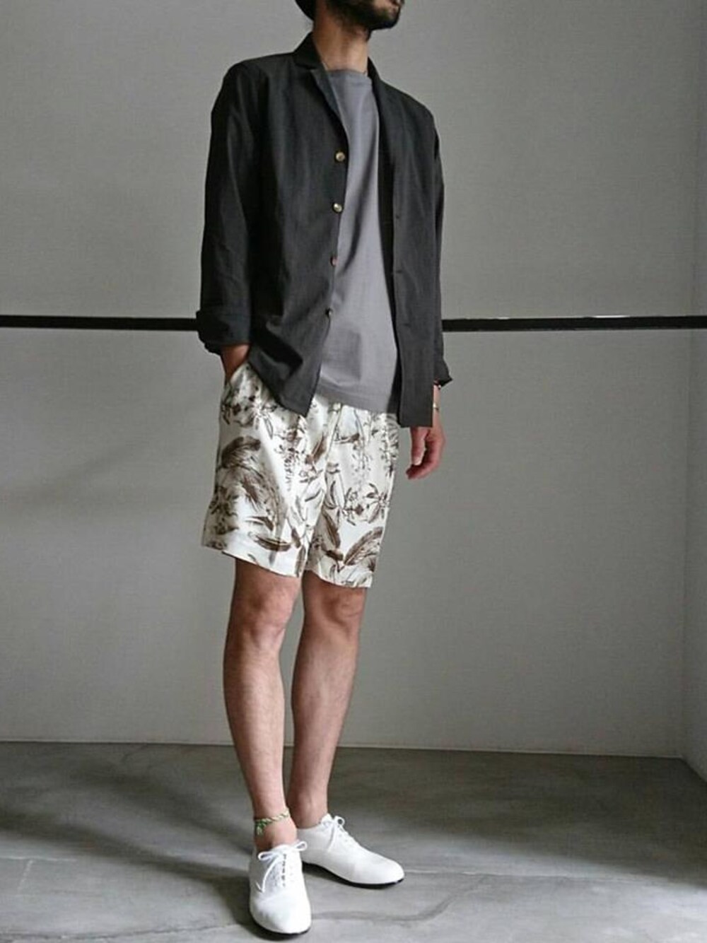 「ホワイト、ショートパンツ、京都、RAINMAKER、カーキ、ショーツ、リゾートスタイル、RAINMAKERKYOTO、京都室町六角」｜「RAINMAKERのRAINMAKER 17SS-SKINNY JACKET(KHAKI)（シャツ/ブラウス、ブラック系）」を使った、濱ノ上さん（メンズ・181cm）の春コーディネートの1枚目の写真