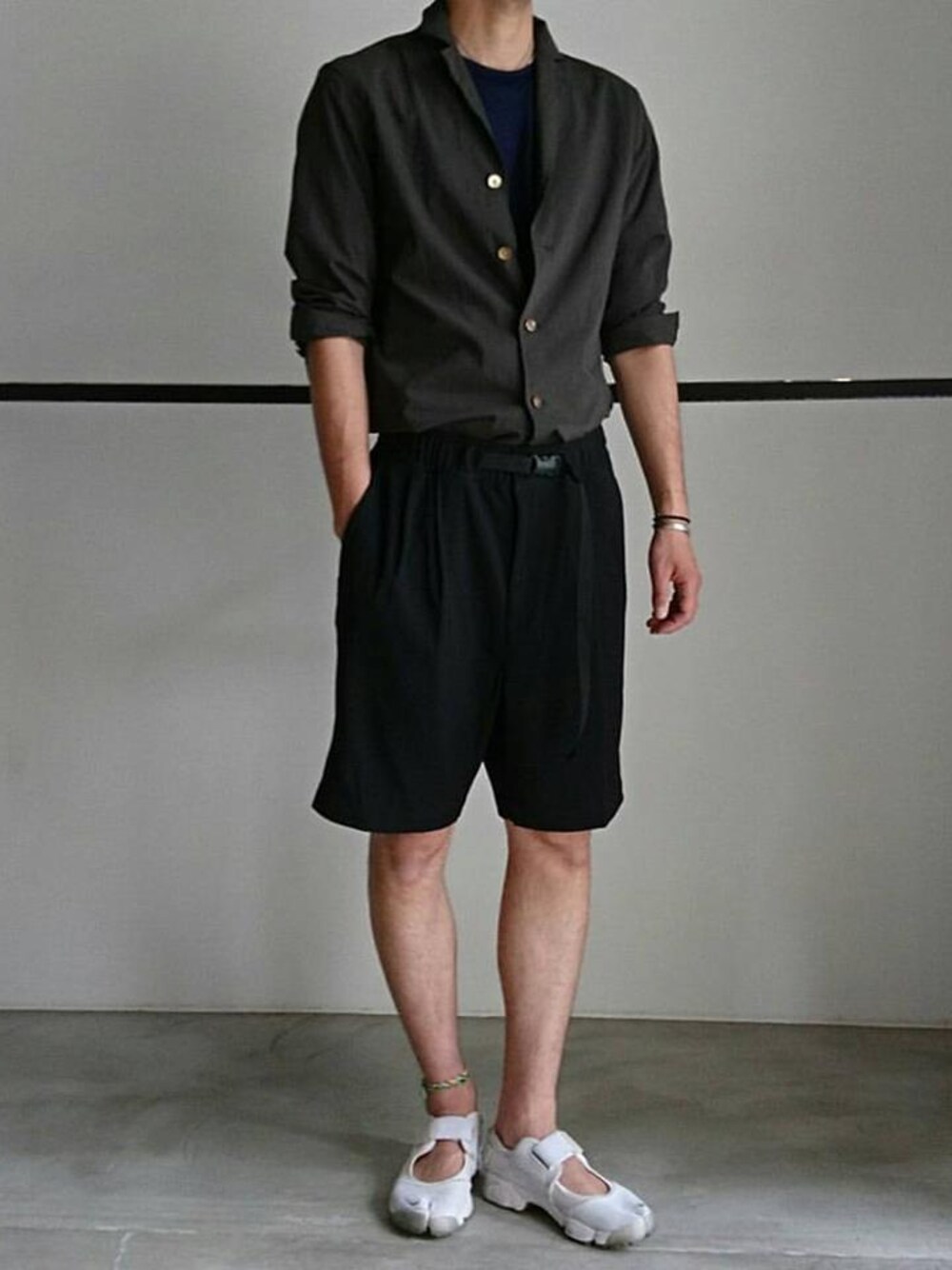 「ブラック、ブルー、ショートパンツ、京都、RAINMAKER、ナイキ、ショーツ、シャツスタイル、 京都室町六角、RAINMAKERKYOTO」｜「RAINMAKERのRAINMAKER 17SS-SKINNY JACKET(KHAKI)（シャツ/ブラウス、ブラック系）」を使った、濱ノ上さん（メンズ・181cm）の春コーディネートの1枚目の写真