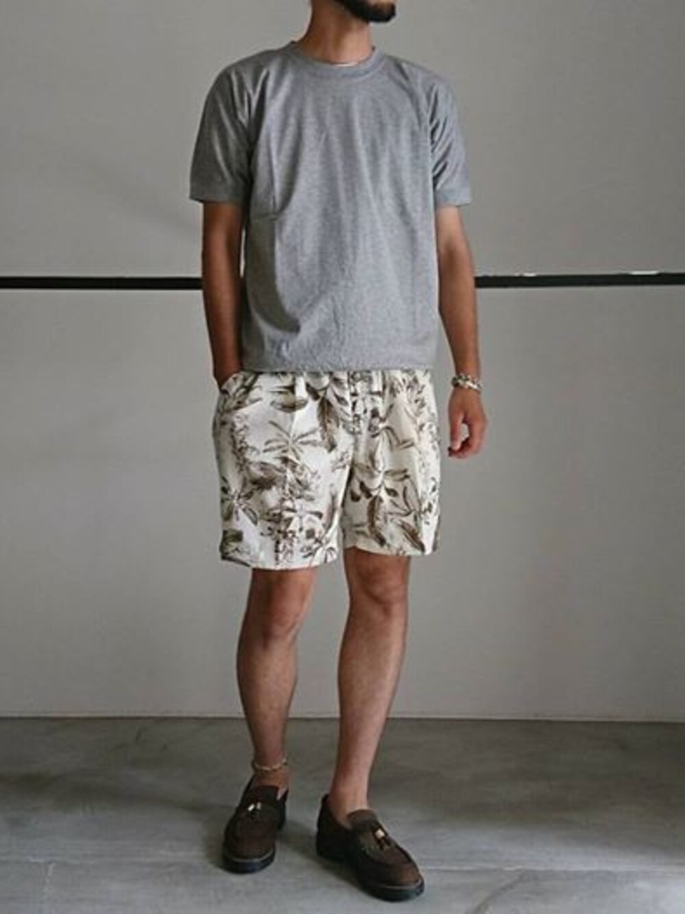 グレー系のTシャツ/カットソー、ベージュ系のその他パンツ、ブラウン系のその他シューズを着用したメンズの夏コーディネートの1枚目の写真