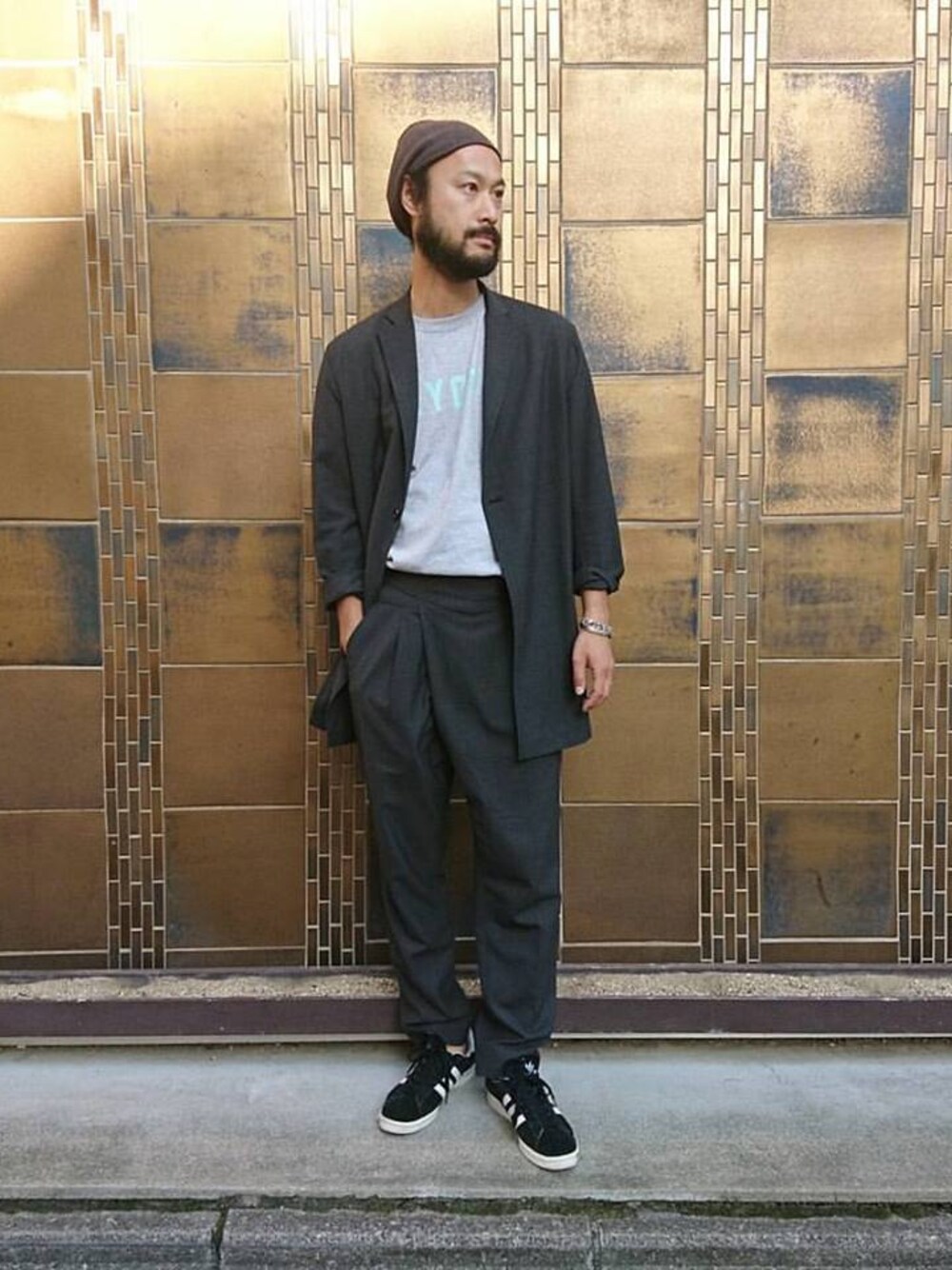 「スニーカー、ジャケット、セットアップ、グレー、RAINMAKER、大人カジュアル、RAINMAKERKYOTO、京都室町六角」｜「RAINMAKERのRAINMAKER 17AW-DRAPE JACKET(DARK GRAY)（テーラードジャケット、グレー系）」を使った、濱ノ上さん（メンズ・181cm）の秋コーディネートの1枚目の写真