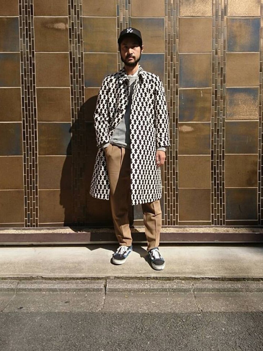 「スウェット、VANS、カジュアル、チノパン、ストリート、RAINMAKER、大人カジュアル、RAINMAKERKYOTO、京都室町六角」｜「RAINMAKERのRAINMAKER 17AW-BAL COLLAR COAT(WHITE BASE)（ステンカラーコート、ホワイト系）」を使った、濱ノ上さん（メンズ・181cm）の秋コーディネートの1枚目の写真