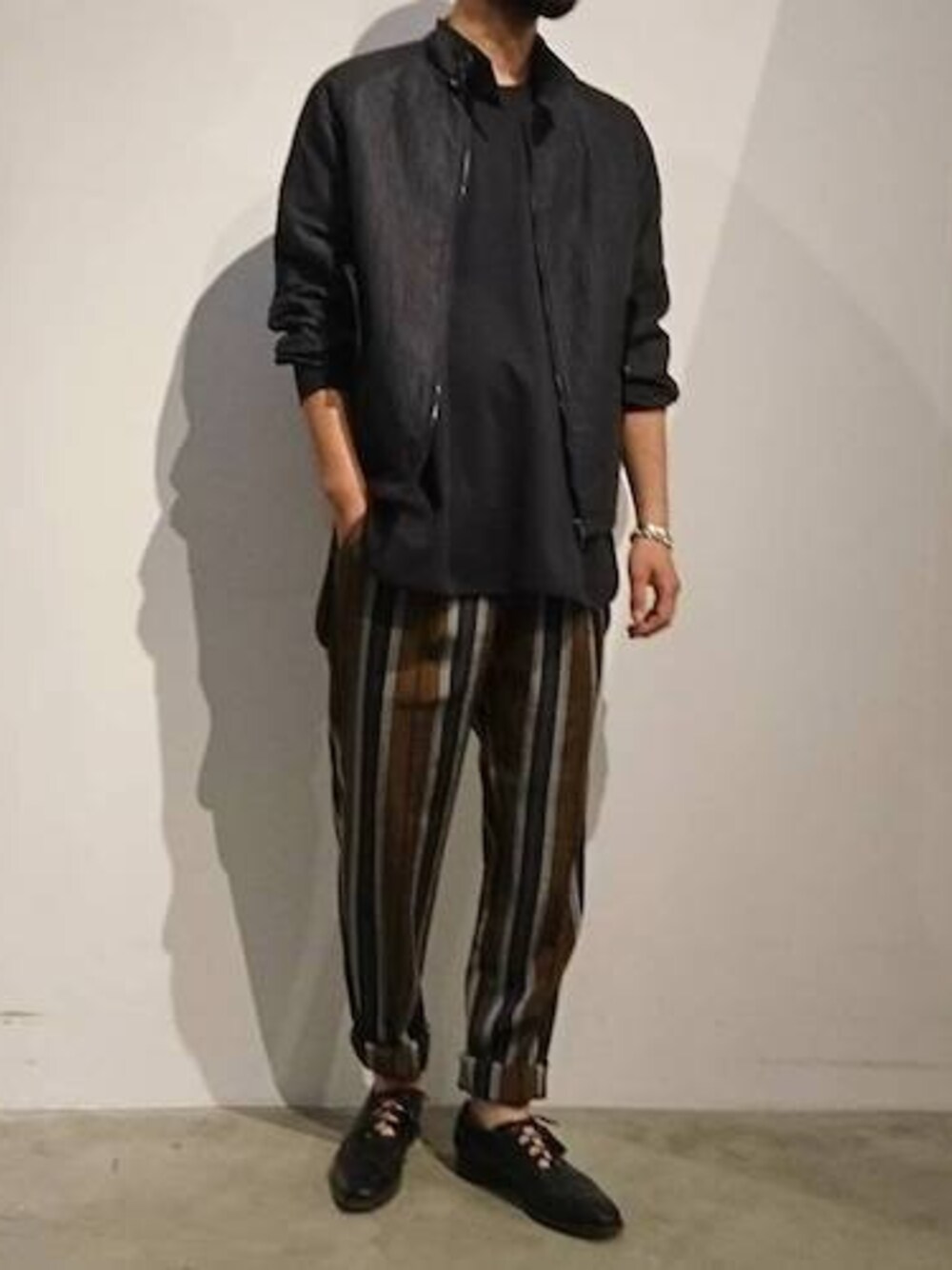 「レイヤード、ストライプ、RAINMAKER、リネン、ショートブルゾン、ギリーシューズ、RAINMAKERKYOTO、京都室町六角」｜「RAINMAKERのRAINMAKER-18SS WASHER LINEN BLOUSON(NAVY STRIPE)（ブルゾン、ブルー系）」を使った、濱ノ上さん（メンズ・181cm）の春コーディネートの1枚目の写真
