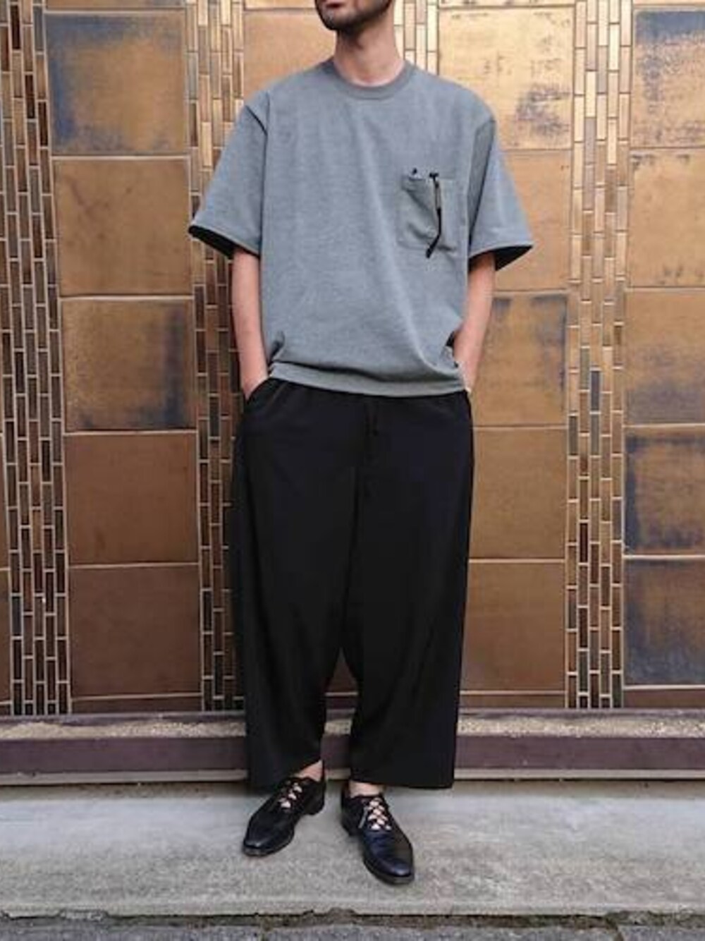 「スウェット、RAINMAKER、ワイドパンツ、リラックスパンツ、ポケットＴシャツ、ギリーシューズ、RAINMAKERKYOTO、京都室町六角」｜「RAINMAKERのRAINMAKER-18SS OVERSIZED POCKET-T(T.GRAY)（Tシャツ/カットソー、グレー系）」を使った、濱ノ上さん（メンズ・181cm）の夏コーディネートの1枚目の写真