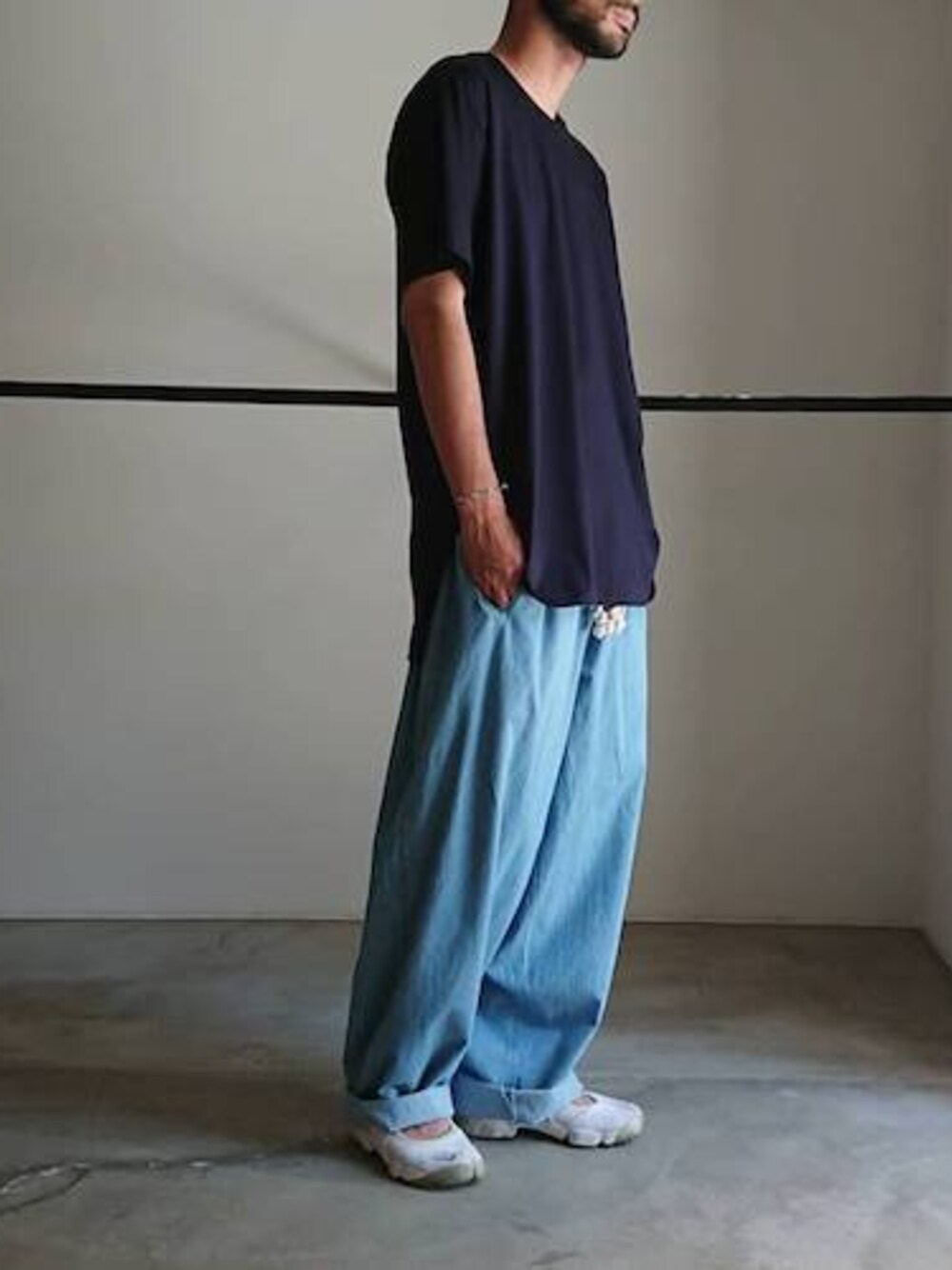 「デニム、京都、RAINMAKER、ワイドパンツ、ロング丈、エアリフト、RAINMAKERKYOTO、京都室町六角」｜「RAINMAKERのRAINMAKER-18SS LONG TAIL T-SHRTS(GRAY)（Tシャツ/カットソー、ブルー系）」を使った、濱ノ上さん（メンズ・181cm）の夏コーディネートの1枚目の写真