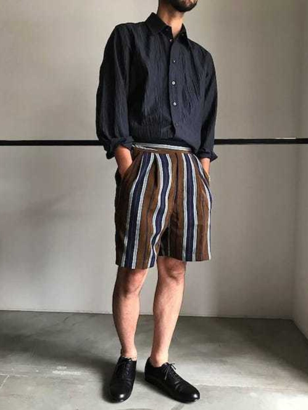 「ストライプ、RAINMAKER、レザーシューズ、ストライプシャツ、リネン、夏コーデ、グルカショーツ、グルカパンツ、RAINMAKERKYOTO、京都室町六角」｜「RAINMAKERのRAINMAKER 18SS-WASHER LINEN L/S SHIRTS(NAVY STRIPE)（シャツ/ブラウス、ブルー系）」を使った、濱ノ上さん（メンズ・181cm）の夏コーディネートの1枚目の写真