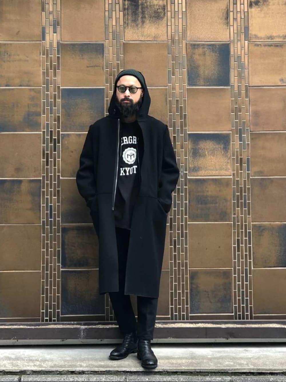 「ブラック、ブラックコーデ、RAINMAKER、冬コーデ、フードコート、冬、RAINMAKERKYOTO、京都室町六角」｜「RAINMAKERのRAINMAKER 19AW HOODED MELTON COAT(BLACK)（ステンカラーコート、ブラック系）」を使った、濱ノ上さん（メンズ・181cm）の冬コーディネートの1枚目の写真