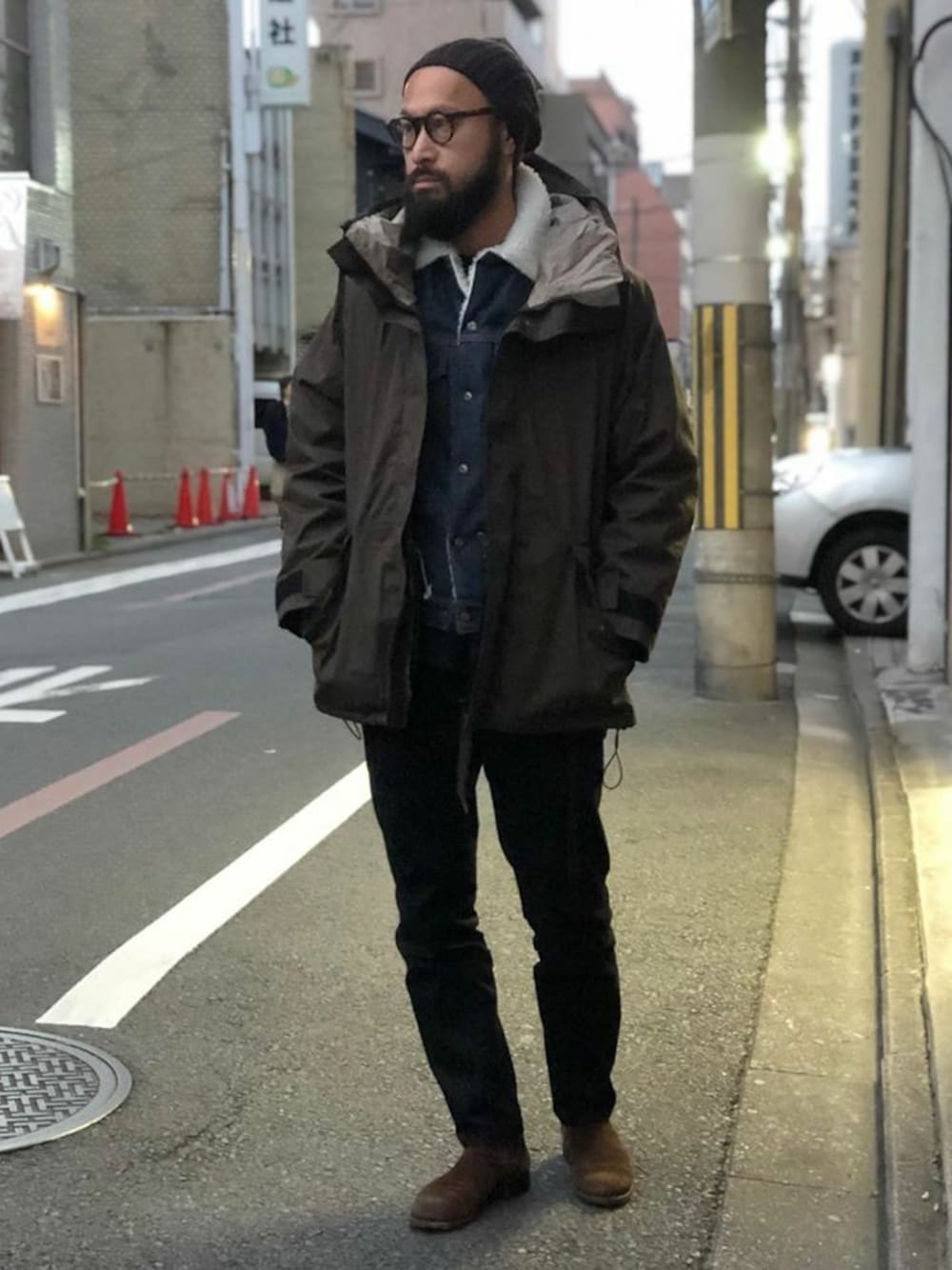「デニム、RAINMAKER、冬コーデ、レイヤードスタイル、カーキ、スウェード、ボアジャケット、ブラックデニム、ECWCS、RAINMAKERKYOTO」｜「RAINMAKERのRAINMAKER-19AW FIELD PARKA(TAUPE)（マウンテンパーカー、グリーン系）」を使った、濱ノ上さん（メンズ・181cm）の冬コーディネートの1枚目の写真