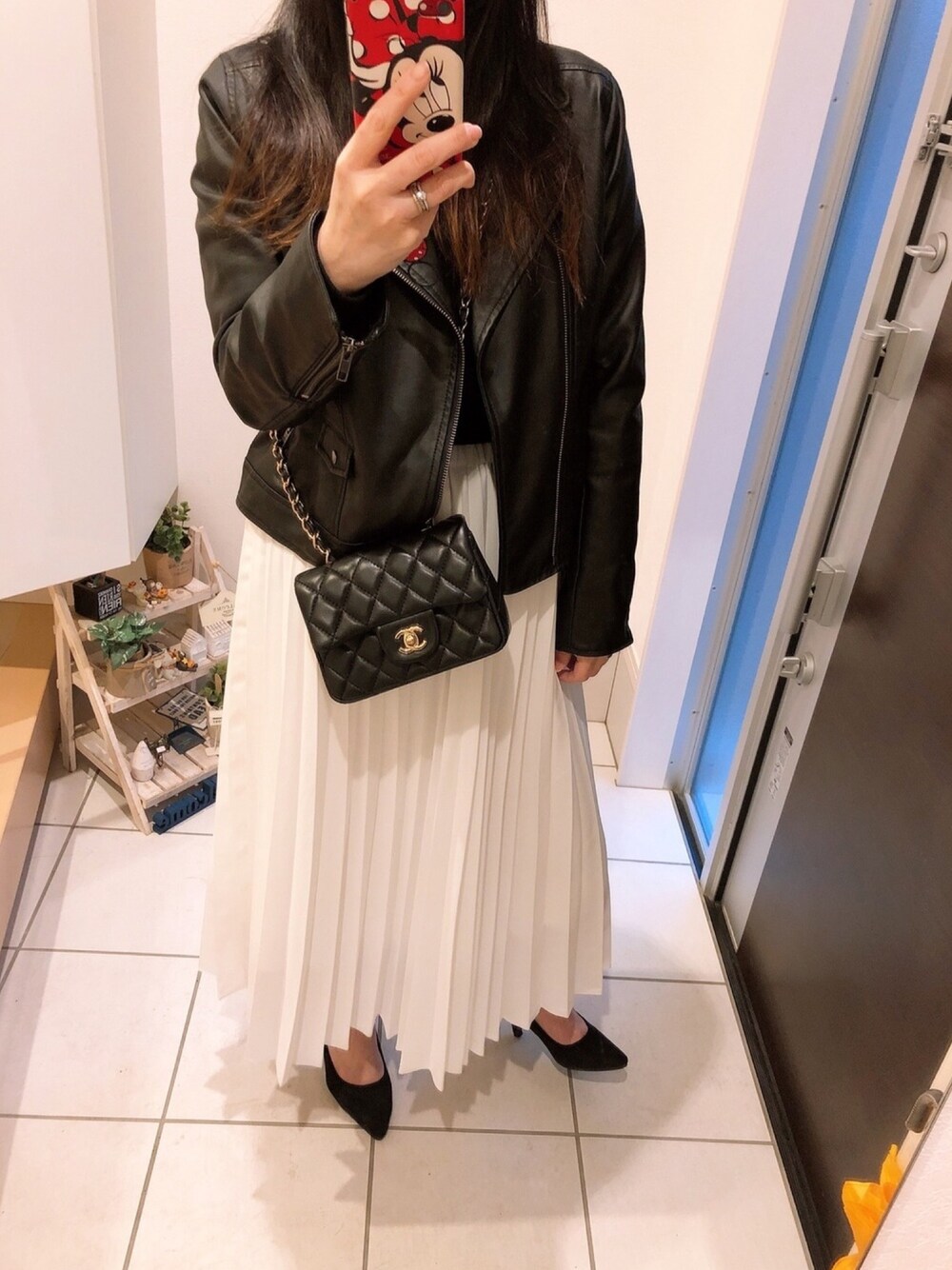 「大人カジュアル、ライダースジャケット、モノトーン、ローリーズファーム(LOWRYS FARM)、ユニクロ、きれいめカジュアル、オトナ女子、プリーツスカート」｜「LOWRYS FARMのＦＬライダース　765136（ライダースジャケット、ブラック系）」を使った、kiriさん（レディース・160cm）の冬コーディネートの1枚目の写真