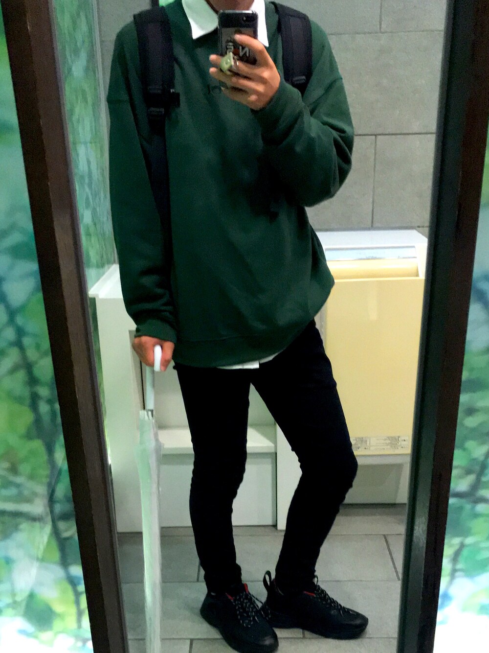 グリーン系のスウェット、ブラック系のその他パンツ、ホワイト系のシャツ/ブラウスを着用したメンズの秋コーディネートの1枚目の写真