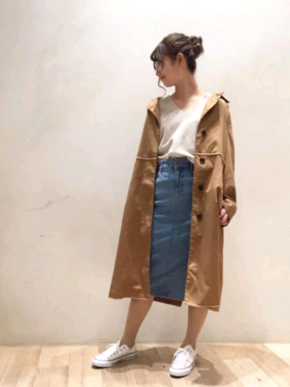 「CIAOPANIC TYPY、ciaopanicTYPY、春コーデ、大人カジュアル、レイヤードstyle、デニムスカート、スニーカーコーデ、トレンチコート」｜「CIAOPANIC TYPYのリメイク風トレンチコート（トレンチコート、イエロー系）」を使った、yumiさん（レディース・164cm）の冬コーディネートの1枚目の写真
