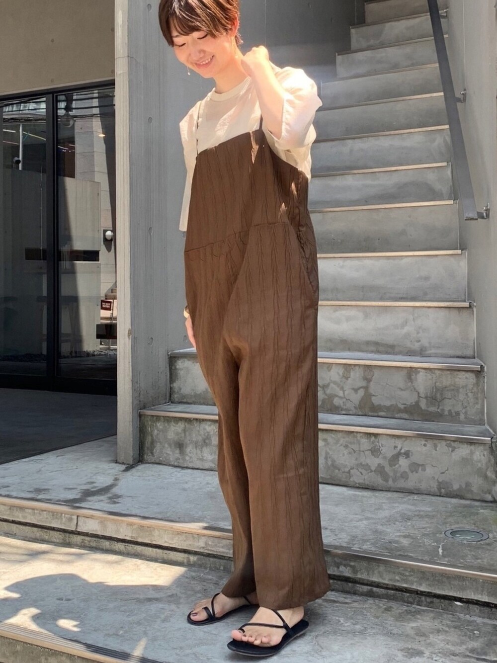 「シアートップス、プリーツ、サロペット、キャミサロペット、ブラウン、カフェオレコーデ、シアーシャツ、楽チンコーデ、プチプラ、高身長女子」｜「CIAOPANIC TYPYのタンク付シアーボイルTeeブラウス（シャツ/ブラウス、ベージュ系）」を使った、yumiさん（レディース・165cm）の夏コーディネートの1枚目の写真