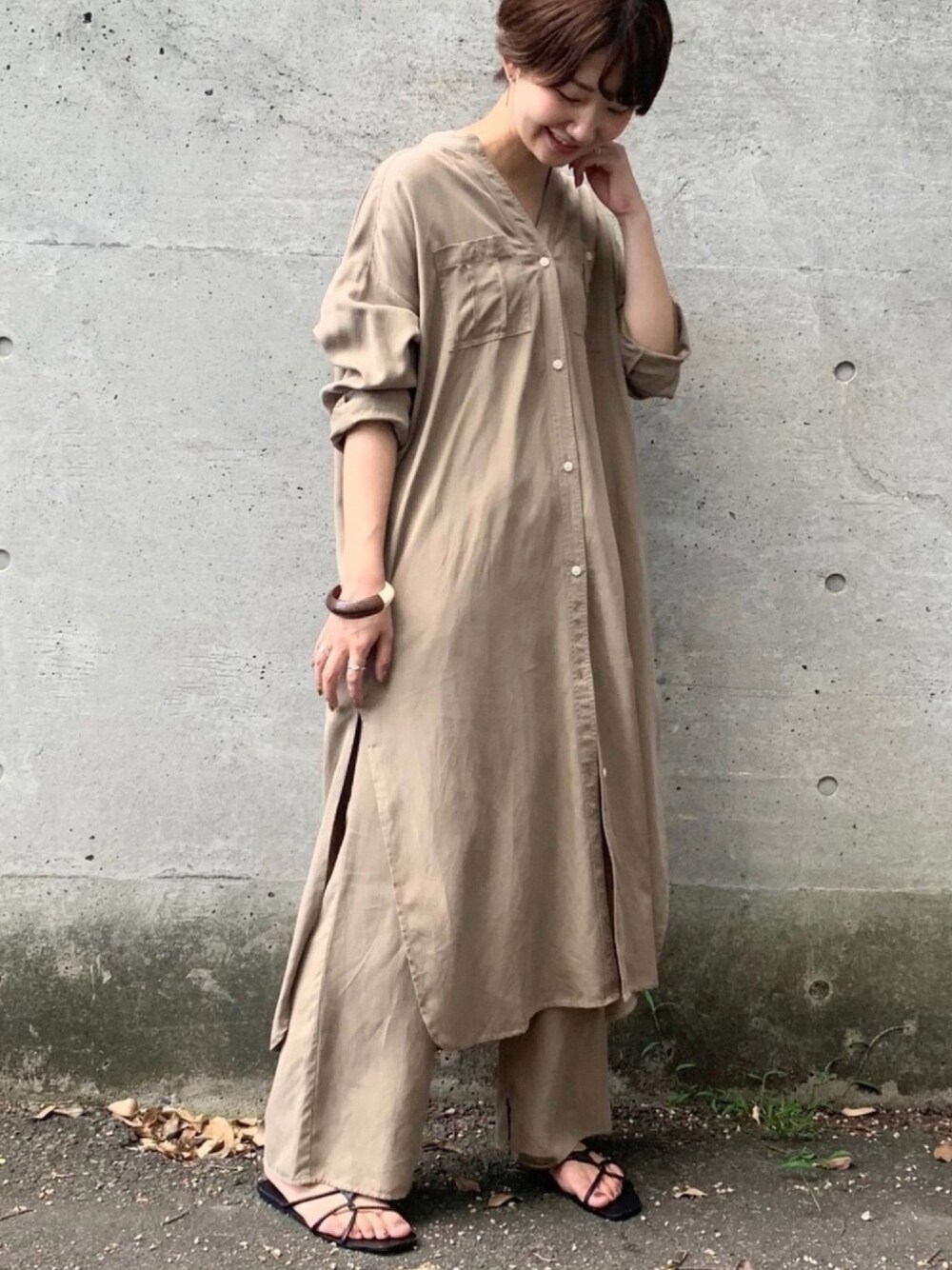 「ワンピース、ベージュコーデ、プチプラ、くすみカラー、ミリタリー、高身長女子、セットアップ風、ゆるコーデ、シャツワンピ、きれいめカジュアル」｜「CIAOPANIC TYPYの【テンセル(TM)繊維使用】OSOROイージースリットパンツ（その他パンツ、ベージュ系）」を使った、yumiさん（レディース・165cm）の夏コーディネートの1枚目の写真
