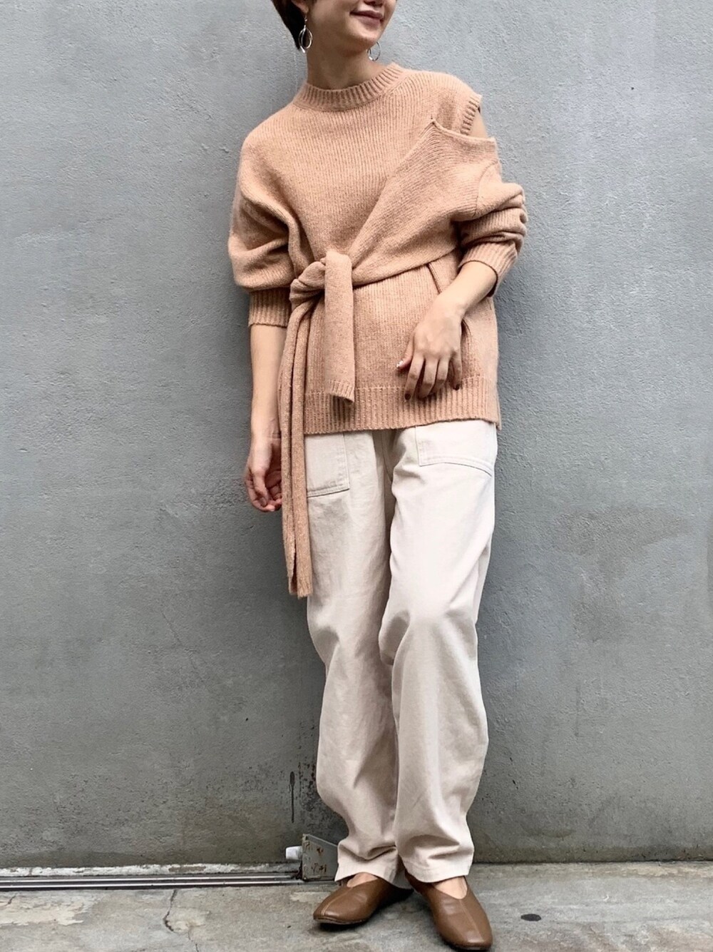 「ワイドパンツ、ニット、オレンジ、アシメトップス、アシメニット、グルカパンツ、プチプラ、ニットコーデ、プチプラコーデ、高身長女子」｜「CIAOPANIC TYPYの裾絞りグルカベイカーパンツ（その他パンツ、ベージュ系）」を使った、yumiさん（レディース・165cm）の秋コーディネートの1枚目の写真