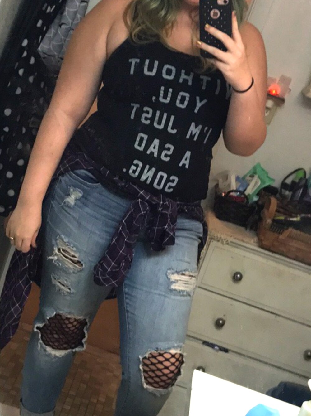 ブラック系のタンクトップ、パープル系のシャツ/ブラウス、ブルー系のデニムパンツを着用したレディースの冬コーディネートの1枚目の写真