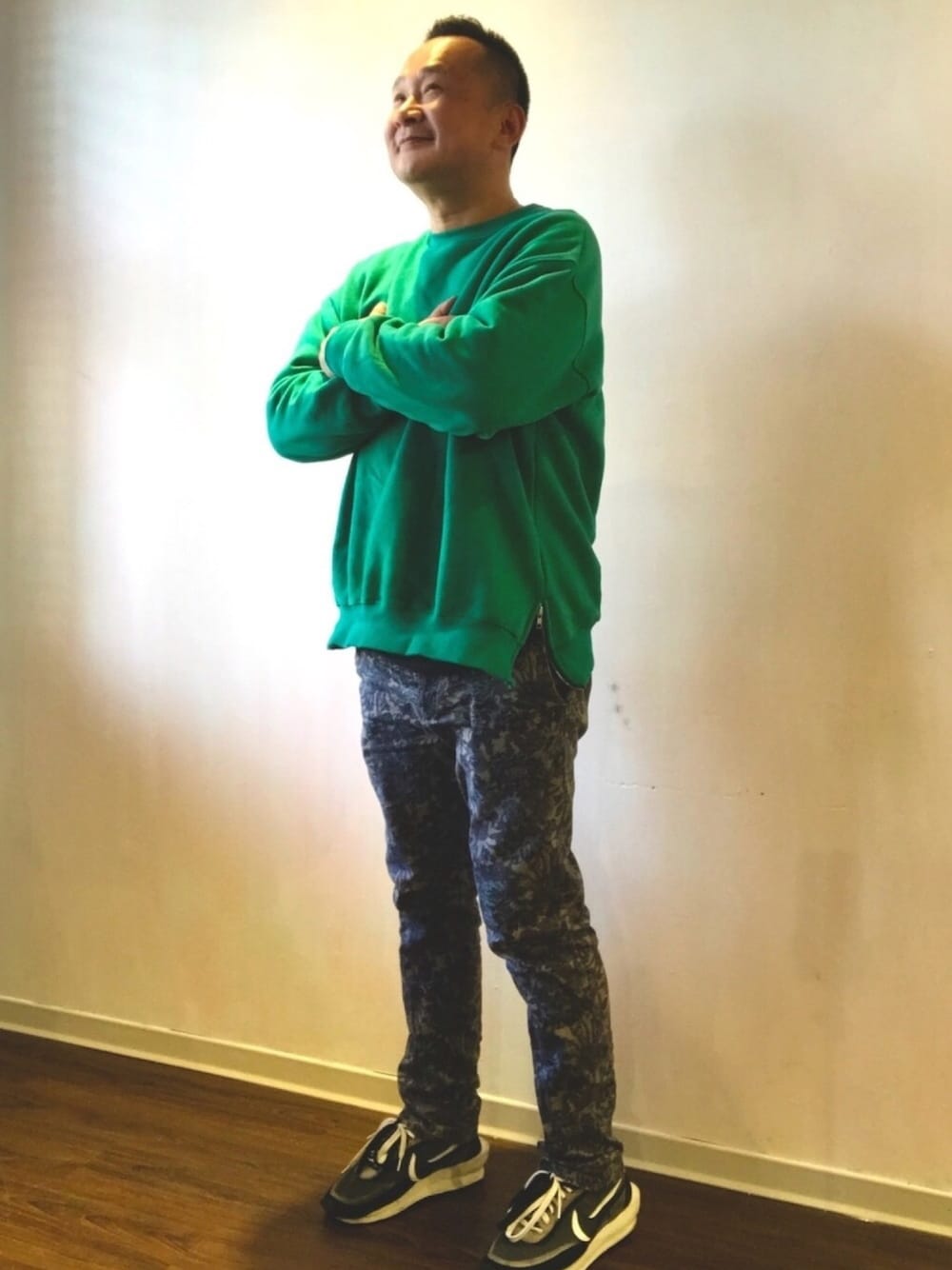「sacai×nike、oversize、球鞋、フラワーパンツ、印花、styleinside、SAC、50代カジュアル、50yearsold」｜「sacaixnikeのアイテム（スニーカー、ブラック系）」を使った、Daniel丹老爺さん（メンズ・176cm）の冬コーディネートの1枚目の写真