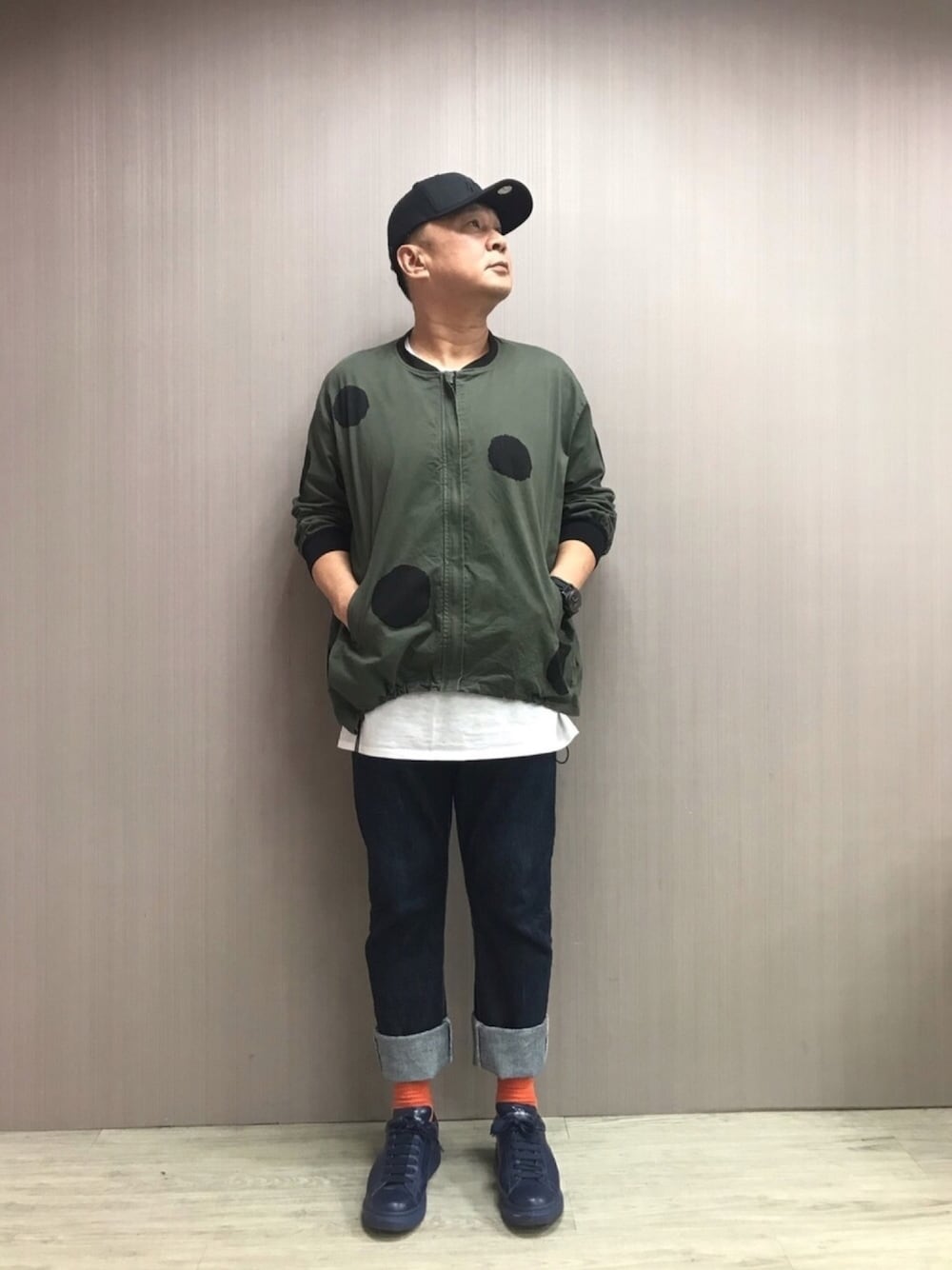「ootd、50才、上班穿搭、styleinside、MLB、PANERAI、Alexander McQueen、Paul Smith、Hanes、50yearsold」｜「Paul Smithのアイテム（デニムパンツ、ブルー系）」を使った、Daniel丹老爺さん（メンズ・176cm）の冬コーディネートの1枚目の写真