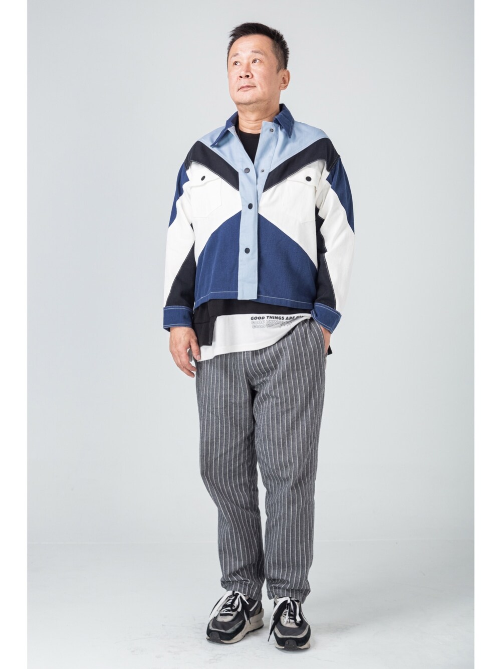「撞色、拼接、chefpants、nike x sacai、50代コーデ」｜「GUのアイテム（チノパンツ、グレー系）」を使った、Daniel丹老爺さん（メンズ・176cm）の秋コーディネートの1枚目の写真