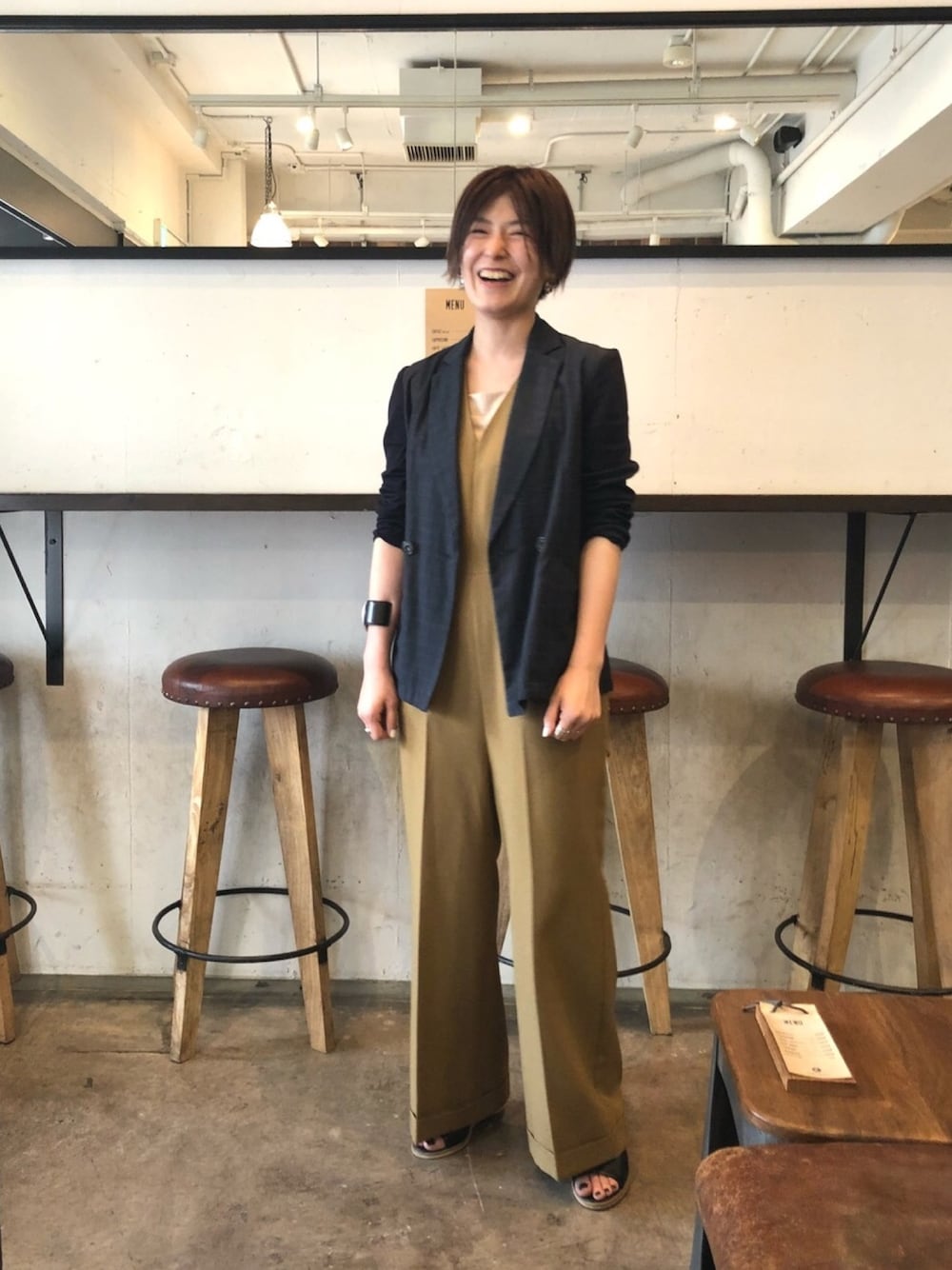 「ジャケット、ベージュ、Vネック、コンビネゾン、サンダル、ラフ、休日コーデ、春、シンプルコーデ」｜「FIL DE FERのPRトロ ４ＷＡＹストレッチ コンビネゾン（つなぎ/オールインワン、ベージュ系）」を使った、kamata.さん（レディース・158cm）の春コーディネートの1枚目の写真