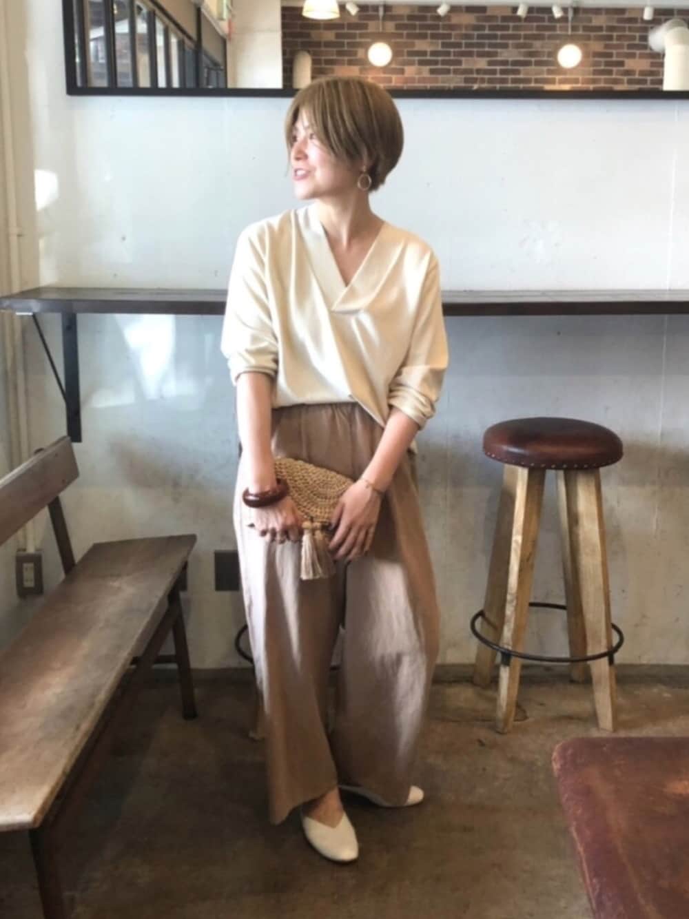 「シンプル、ワントーンコーデ、クラッチバッグ、ベージュ、Vネック、大人カジュアル、ワイドパンツ、ラフ、イージーパンツ、夏のワントーンコーデ」｜「rapiecageのタイニープレートブレスレット（ブレスレット、ゴールド系）」を使った、kamata.さん（レディース・158cm）の夏コーディネートの1枚目の写真