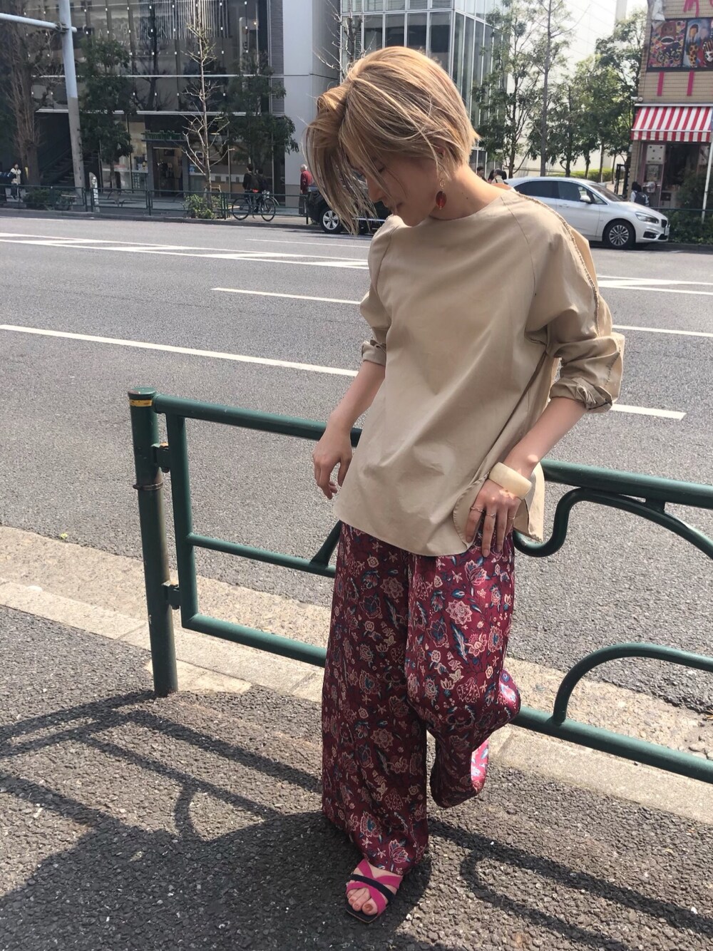 「ブラウス、ピンク、ベージュ、花柄、spring、ワイドパンツ、サンダル、ラフスタイル、リラックススタイル、春コーデ」｜「NOMBRE IMPAIRの【BBM】100/2ブロード コードブラウス（シャツ/ブラウス、ベージュ系）」を使った、kamata.さん（レディース・158cm）の春コーディネートの1枚目の写真