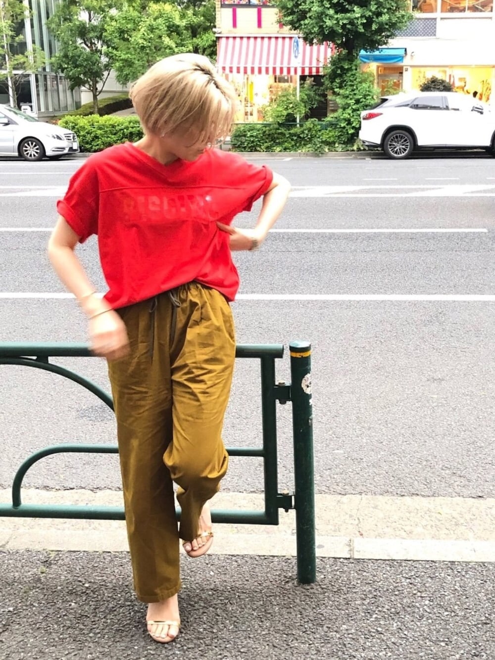 「ロゴT、シンプル、Tシャツ、赤、大人カジュアル、ワイドパンツ、サンダル、イージーパンツ、ゆるコーデ、ラクチンコーデ」｜「FIL DE FERのｺｯﾄﾝ製品染めｲｰｼﾞｰｽﾄﾚｰﾄﾊﾟﾝﾂ（その他パンツ、グリーン系）」を使った、kamata.さん（レディース・158cm）の夏コーディネートの1枚目の写真