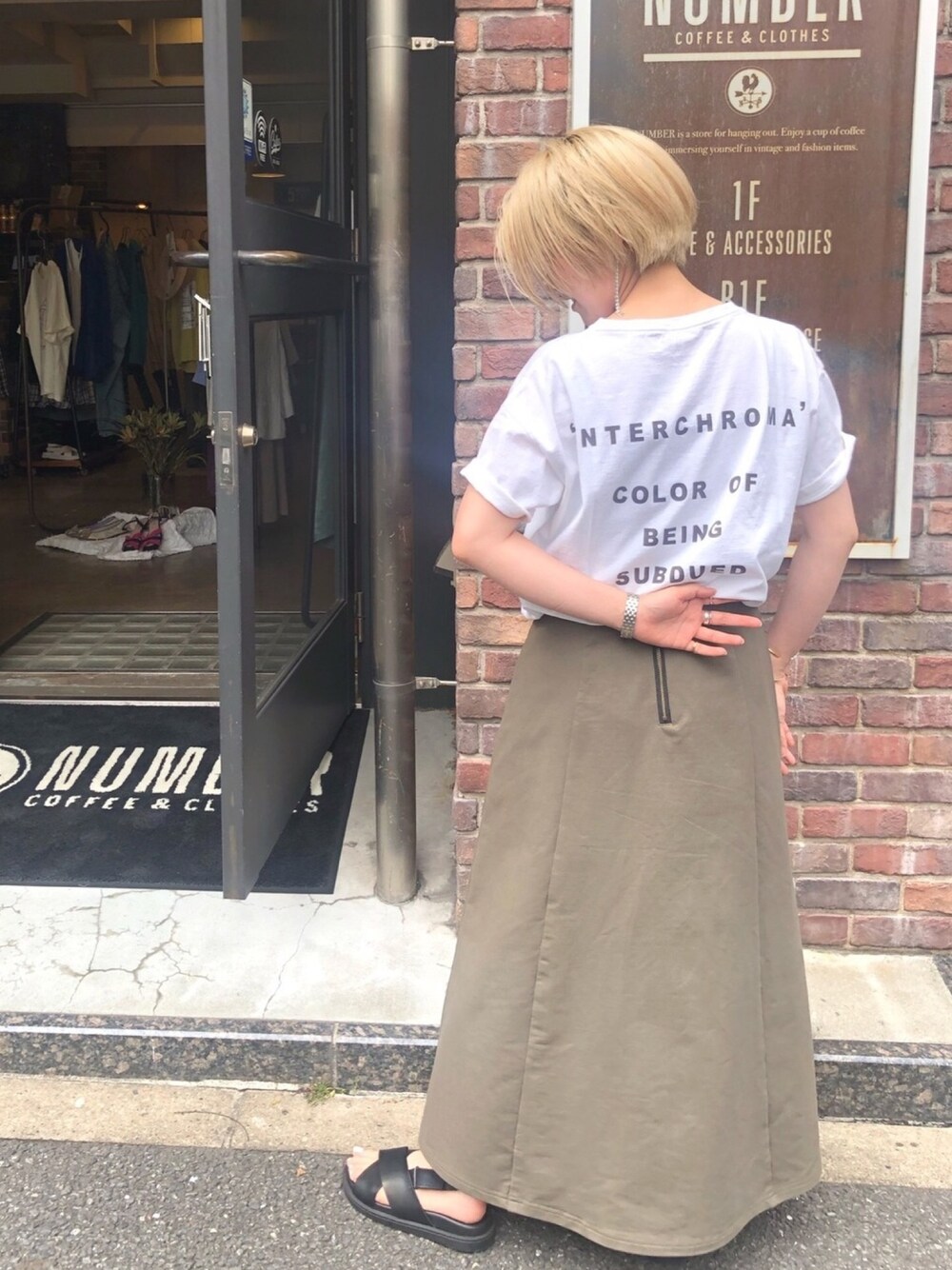 「ロゴT、Tシャツ、カーキ、ロングスカート、リラックススタイル、カジュアルコーデ、バックプリント、白Tシャツ、スポーツサンダル、ショートヘア」｜「FIL DE FERのバックプリント 半袖Tシャツ（Tシャツ/カットソー、ホワイト系）」を使った、kamata.さん（レディース・158cm）の夏コーディネートの1枚目の写真