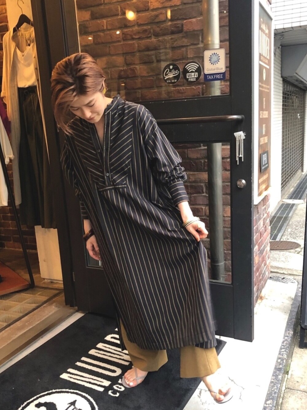 「大人カジュアル、休日スタイル、ラフ、楽チンコーデ、ストライプ、シャツワンピ、ワンピース、レイヤードスタイル、サンダル、ヴィンテージ」｜「FIL DE FERのダブルストライプ　ロングナイトシャツ（シャツワンピース、ブラック系）」を使った、kamata.さん（レディース・158cm）の夏コーディネートの1枚目の写真