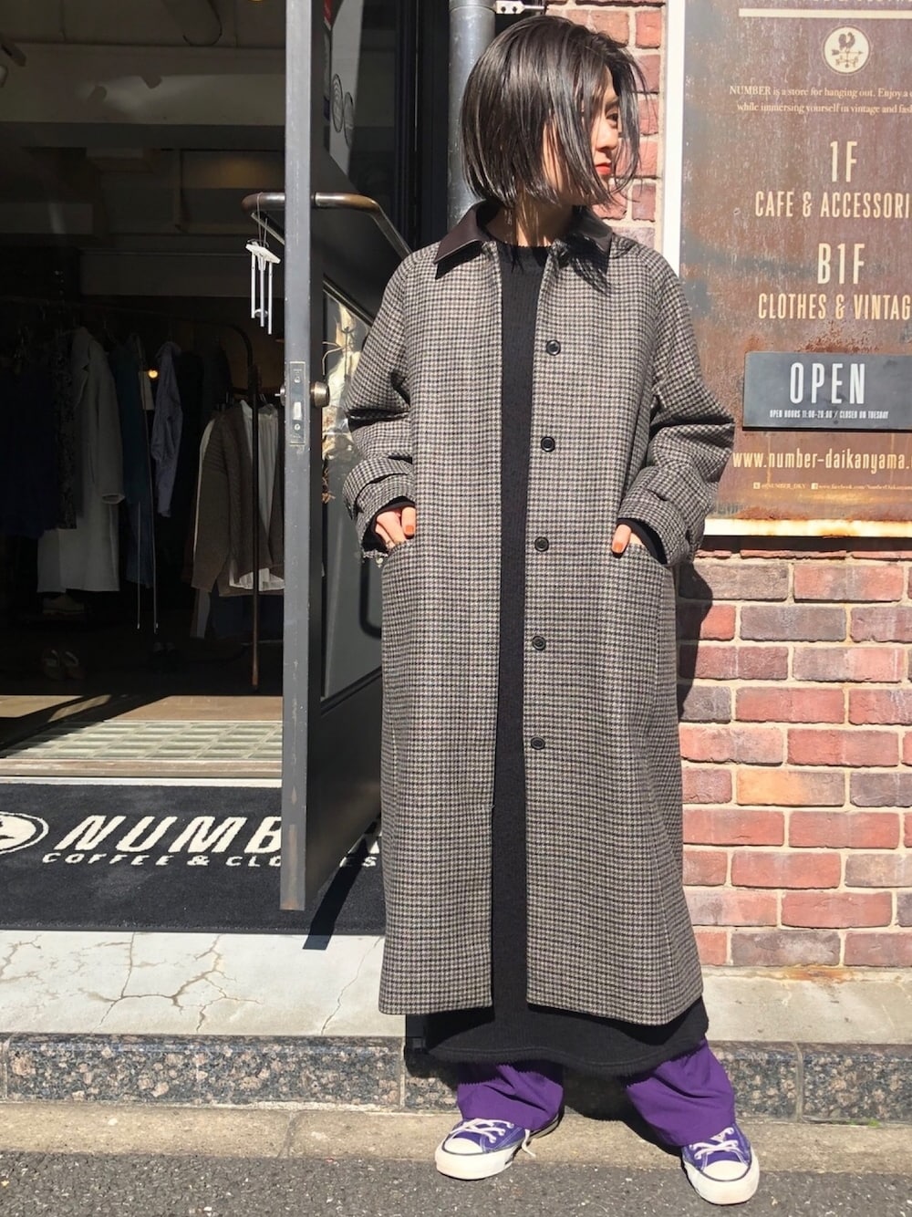 「大人カジュアル、パンツスタイル、パープル、コンバース、レイヤードスタイル、コート、クラシカル、ブラウン、チェック、冬コーデ」｜「FIL DE FERのブラッシュリブダブル　Ｉラインロングワンピース（ワンピース、ブラック系）」を使った、kamata.さん（レディース・158cm）の秋コーディネートの1枚目の写真