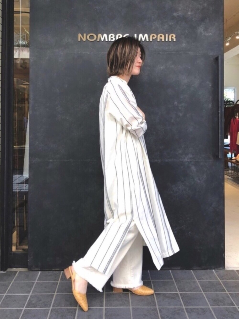 「大人カジュアル、パンツスタイル、ホワイトデニム、レイヤードスタイル、シャツワンピ、ストライプ、ラフ、ナチュラル、ワントーンコーデ、ホワイト」｜「NOMBRE IMPAIRのストライプ刺繍 スタンドカシュクールワンピース（シャツワンピース、ベージュ系）」を使った、kamata.さん（レディース・158cm）の春コーディネートの1枚目の写真