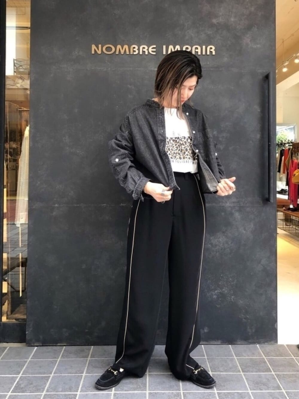 「カジュアルコーデ、ワントーンコーデ、ブラック、シャツスタイル、デニムシャツ、ローファー、ワイドパンツ、ラインパンツ、ロゴT、レオパード」｜「FIL DE FERのダブルツイルライン ストレートパンツ（その他パンツ、ブラック系）」を使った、kamata.さん（レディース・158cm）の春コーディネートの1枚目の写真