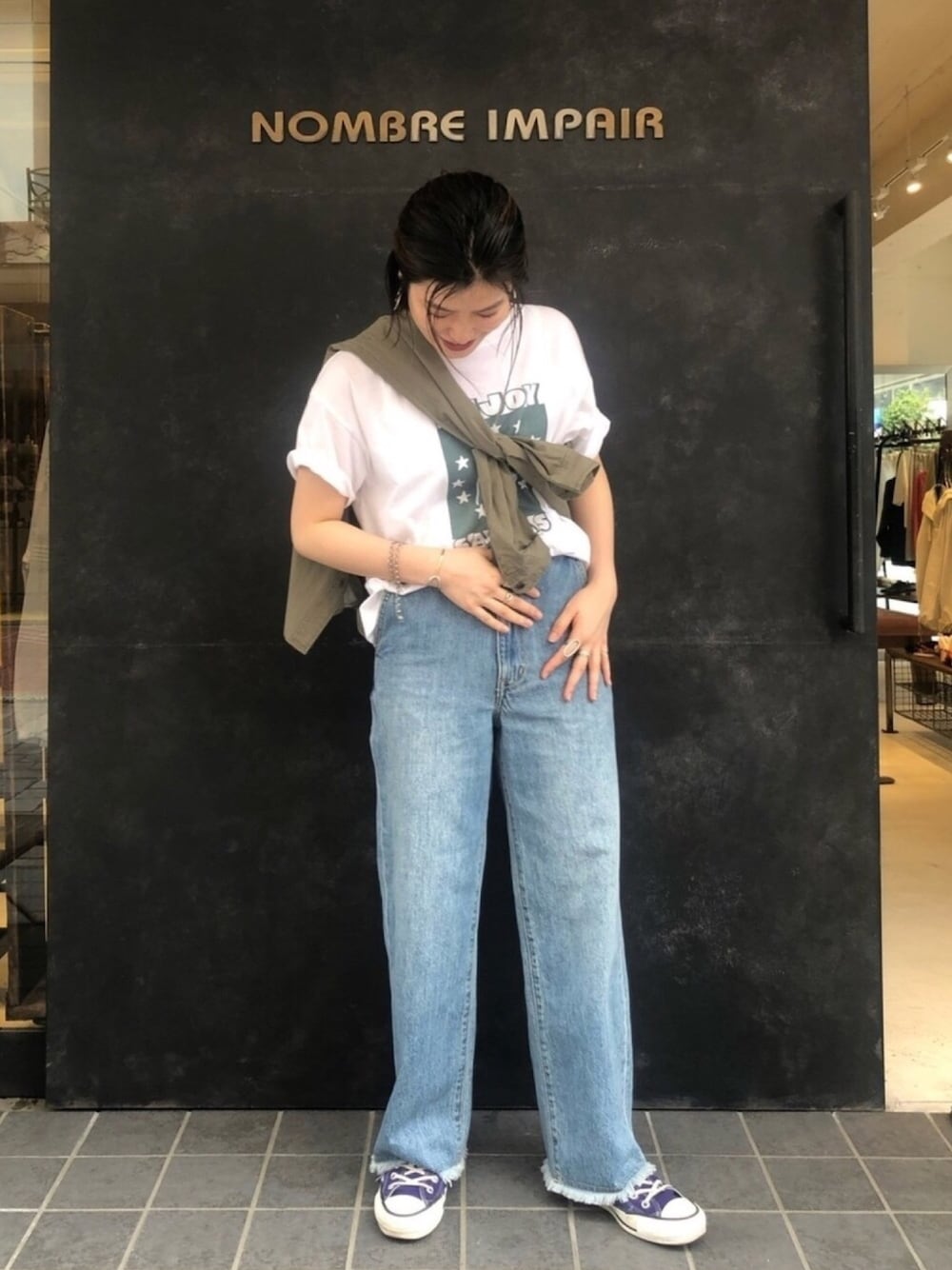 「シンプル、オトナカジュアル、春コーデ、Tシャツ、デニム、スニーカーコーデ、コンバース、パープル、ラクチンコーデ、ootd」｜「NOMBRE IMPAIRのＢＢＭ６０／－タイプライターＷポケットシャツ（シャツ/ブラウス、グリーン系）」を使った、kamata.さん（レディース・158cm）の春コーディネートの1枚目の写真