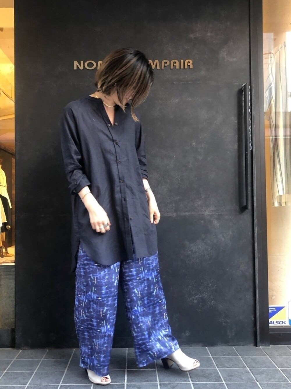 「シンプルコーデ、大人カジュアル、春コーデ、リラックススタイル、ワイドパンツ、ブルー、ネイビー、シャツスタイル、サンダル、ootd」｜「NOMBRE IMPAIRのライトフレンチリネン ロングラグランシャツ（シャツ/ブラウス、ブルー系）」を使った、kamata.さん（レディース・158cm）の春コーディネートの1枚目の写真
