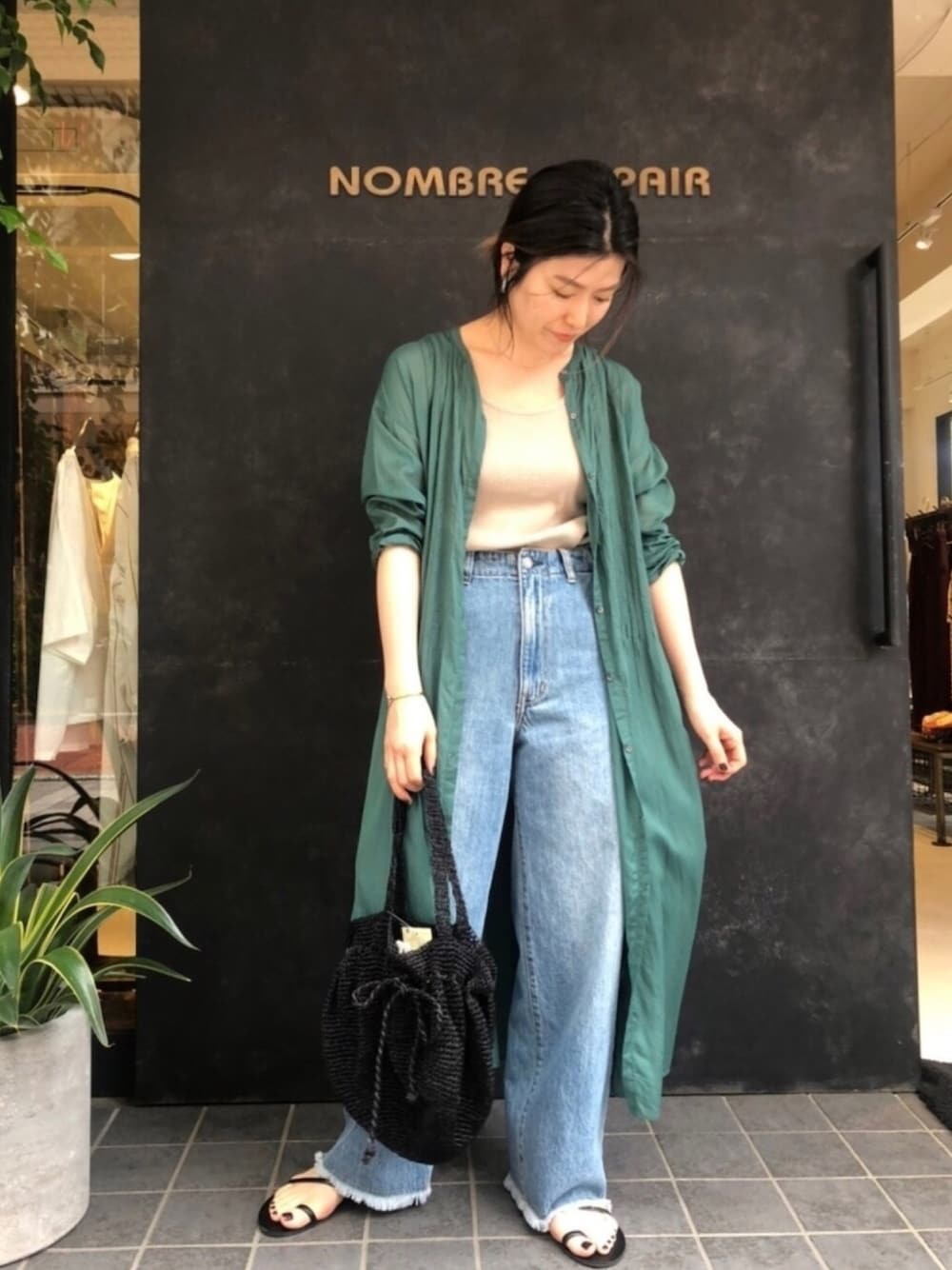 「ゆるコーデ、ラフ、シャツワンピ、ロングワンピース、透け感、シンプルコーデ、デニムパンツ、かごバッグ、サンダル、ootd」｜「FIL DE FERの12OZデニム　バギーパンツ（デニムパンツ、ブルー系）」を使った、kamata.さん（レディース・158cm）の夏コーディネートの1枚目の写真