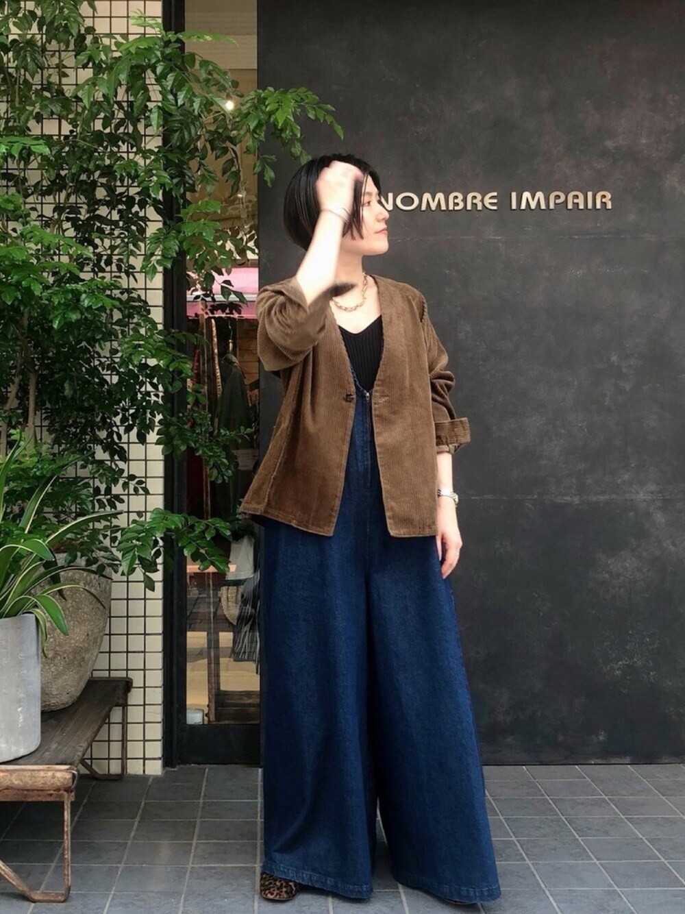 「カジュアル、サロペット、デニム、大人コーデ、秋コーデ、ナチュラル、コーデュロイ、ブラウン、レオパード、休日スタイル」｜「FIL DE FERの太コーデュロイ ノーカラーシャツ（ノーカラージャケット、ブラウン系）」を使った、kamata.さん（レディース・158cm）の夏コーディネートの1枚目の写真