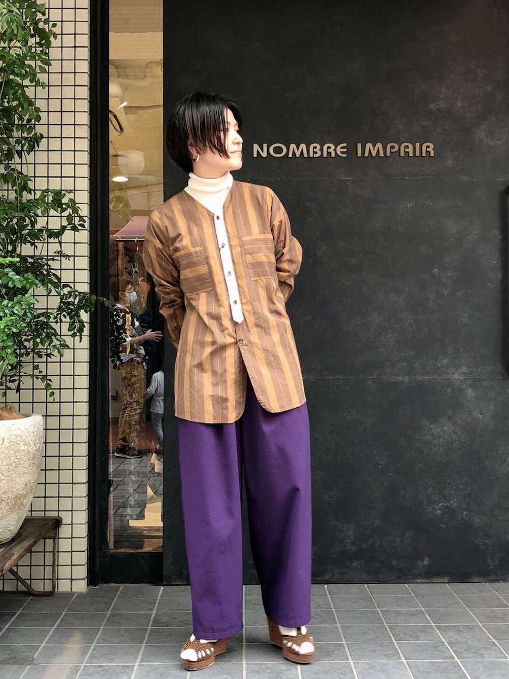 「秋のコーデ、メンズライク、シャツスタイル、ストライプ、タートルネック、ブラウンコーデ、パープル、パンツスタイル、サンダルに靴下、ootd」｜「FIL DE FERのワイドストライプ Ｖネックブラウス（シャツ/ブラウス、ブラウン系）」を使った、kamata.さん（レディース・158cm）の秋コーディネートの1枚目の写真