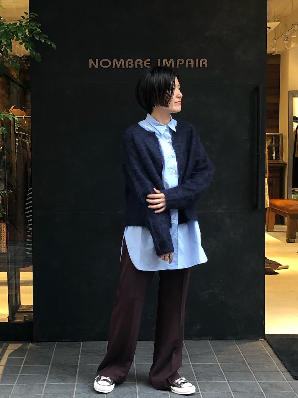 「秋コーデ、大人カジュアル、シンプルコーデ、シャツスタイル、パンツスタイル、ブラウン、converse、レイヤードスタイル、カーディガン、ふわふわ」｜「NOMBRE IMPAIRのアルパカシャギー ショート丈カーディガン（カーディガン/ボレロ、ブルー系）」を使った、kamata.さん（レディース・158cm）の秋コーディネートの1枚目の写真