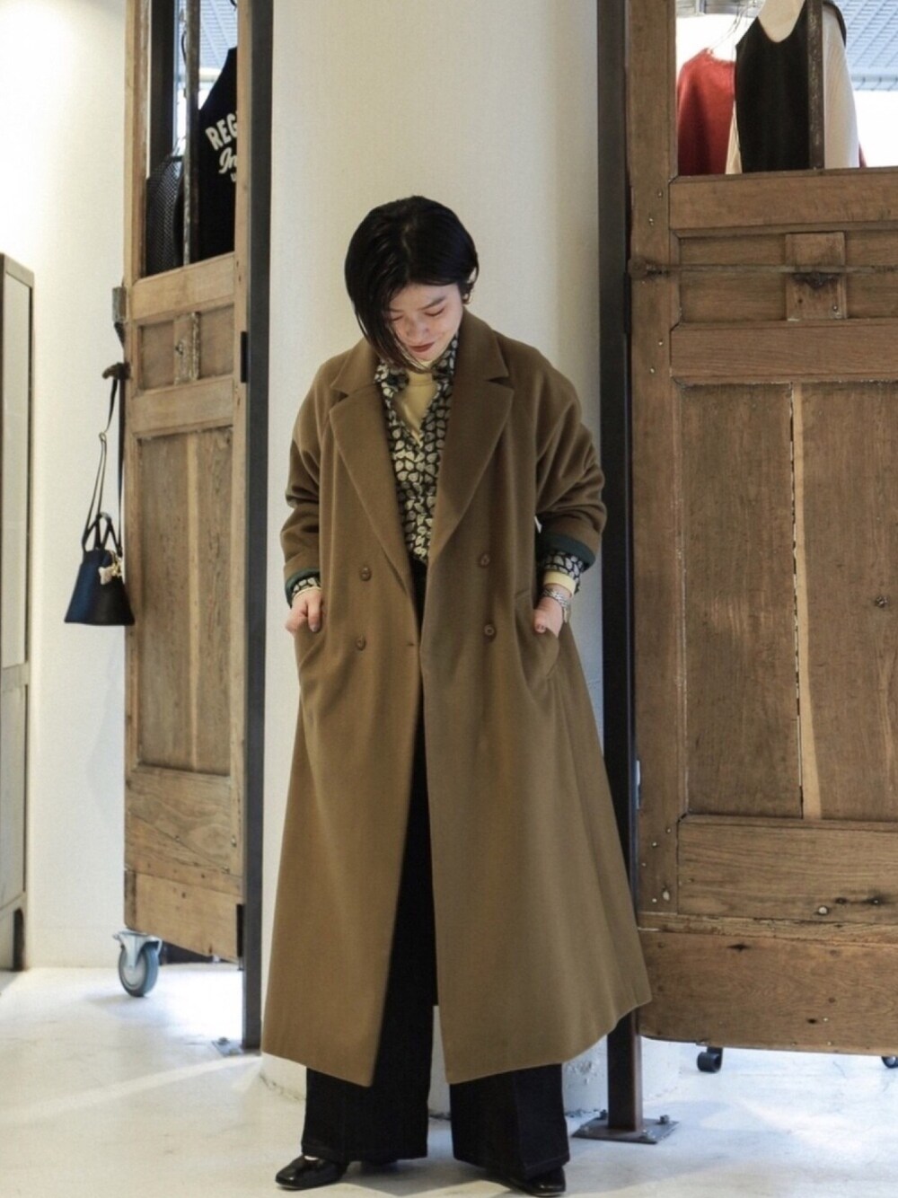 「秋服、ベージュ、コート、ビッグシルエット、メンズライク、ショートヘア、ワイドパンツ、デニム、タートルネック、ootd」｜「NOMBRE IMPAIRのITA ﾗｲﾄﾒﾙﾄﾝ　ﾀﾞﾌﾞﾙﾛﾝｸﾞｺｰﾄ（チェスターコート、ベージュ系）」を使った、kamata.さん（レディース・158cm）の秋コーディネートの1枚目の写真