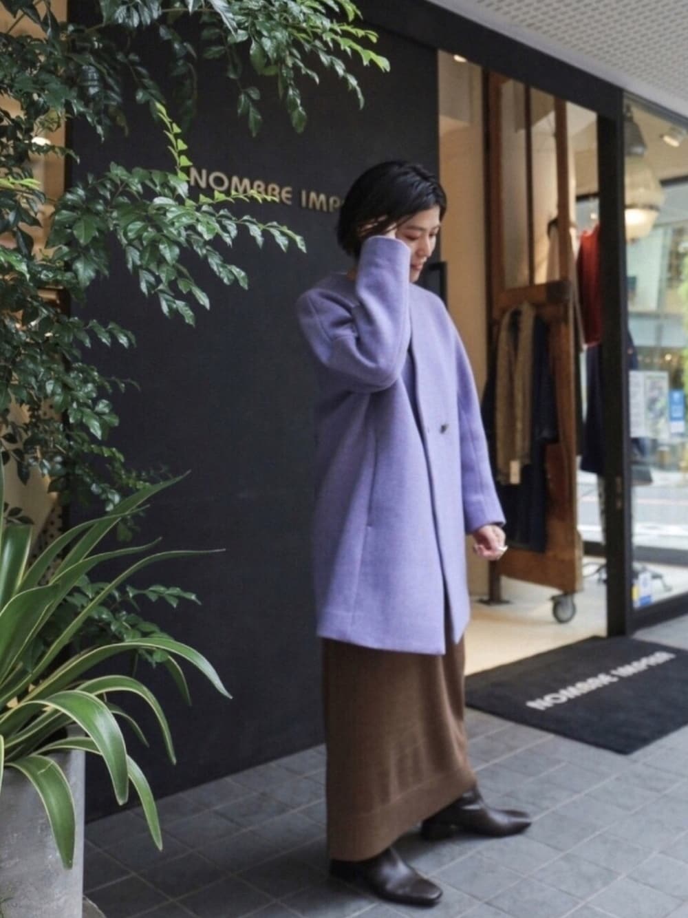 「コートスタイル、ウールコート、オーバーサイズ、パープル、オトナカジュアル、ニットワンピース、ロング丈、ブラウン、ロングブーツ、ootd」｜「NOMBRE IMPAIRのITA MIXｶﾗｰﾒﾙﾄﾝ　ｷﾓﾉｽﾘｰﾌﾞｺｰﾄ（ノーカラーコート、パープル系）」を使った、kamata.さん（レディース・158cm）の秋コーディネートの1枚目の写真