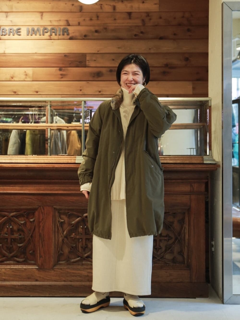 「シンプル、カジュアル、モッズコート、カーキ、ゆるコーデ、オーバーサイズ、タートルネック、ホワイト、ワントーンコーデ、スカート」｜「NOMBRE IMPAIRの【Fabric in Italy】中綿ピーチイタリアボア３ＷＡＹモッズコート（モッズコート、グリーン系）」を使った、kamata.さん（レディース・158cm）の秋コーディネートの1枚目の写真