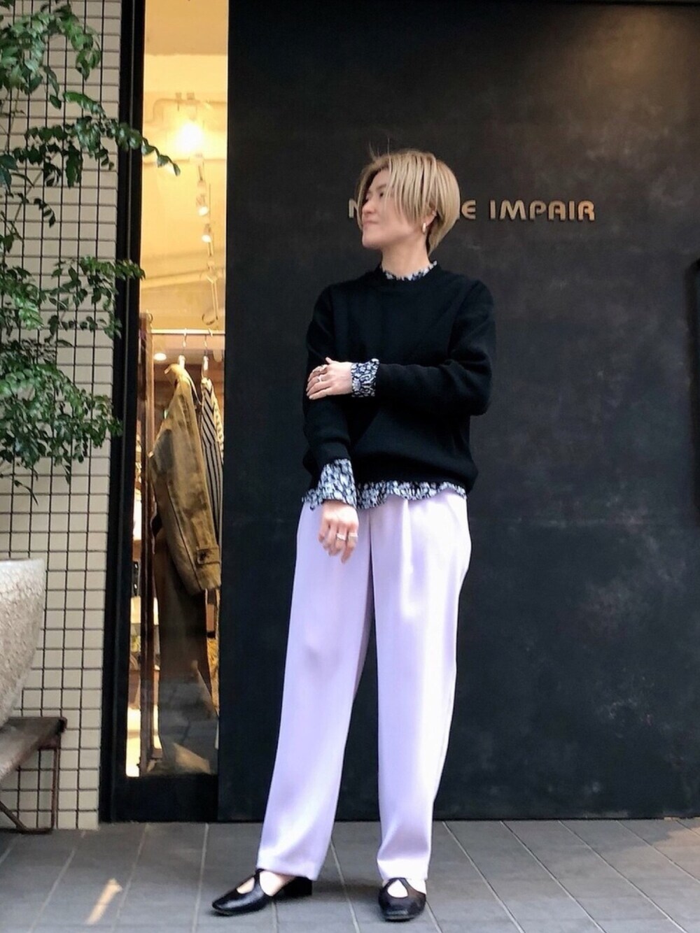 「オトナカジュアル、パンツスタイル、春カラー、パープル、ブラウス、フラワープリント、春ニット、ブラック、パンプス、今日のコーデ」｜「NOMBRE IMPAIRのストレッチポリエステル　ロングニット（ニット/セーター、ブラック系）」を使った、kamata.さん（レディース・158cm）の冬コーディネートの1枚目の写真